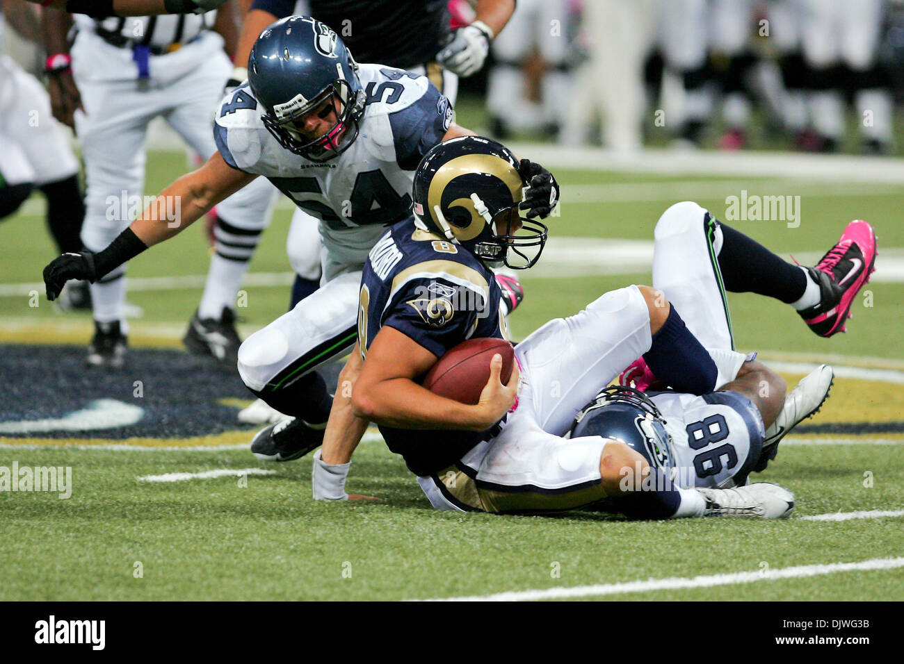 03 octobre, 2010 - Saint Louis, Missouri, United States of America - Saint Louis Rams quart-arrière Sam Bradford (# 8) est saccagée par Seattle Seahawks défensive fin Raheem Brock (98) lors d'un match entre le Saint Louis Rams et les Seahawks de Seattle à l'Edward Jones Dome à Saint Louis, Missouri. Les Béliers défait Seahawks 20-3. (Crédit Image : © Jimmy Simmons/ZUMApres Southcreek/mondial Banque D'Images