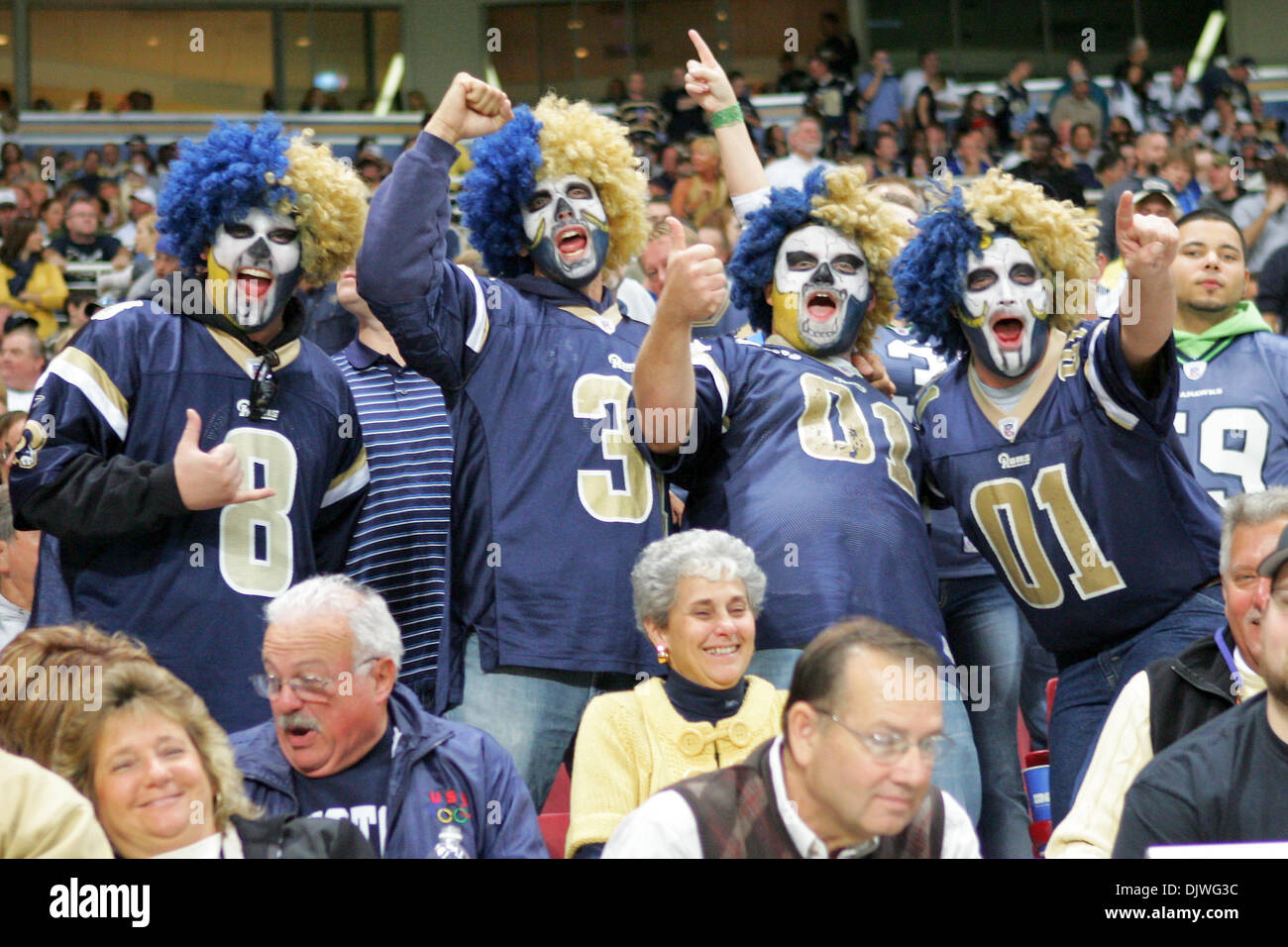 03 octobre, 2010 - Saint Louis, Missouri, United States of America - Rams fans lors d'un match entre le Saint Louis Rams et les Seahawks de Seattle à l'Edward Jones Dome à Saint Louis, Missouri. Les Béliers défait Seahawks 20-3. (Crédit Image : © Jimmy Simmons/ZUMApress.com) Southcreek/mondial Banque D'Images