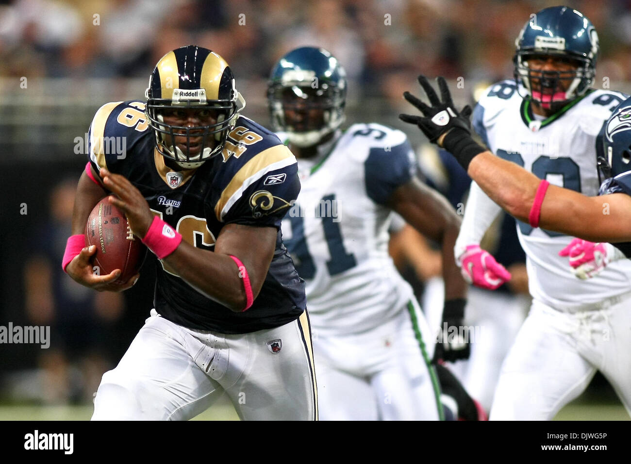 3 octobre 2010 - Saint Louis, Missouri, United States of America - Saint Louis Rams tight end Daniel Fells (# 46) porte la balle lors d'un match entre le Saint Louis Rams et les Seahawks de Seattle à l'Edward Jones Dome à Saint Louis, Missouri. Les Rams diriger les Seahawks 10-3 a la mi-temps. (Crédit Image : © Scott Kane/ZUMApress.com) Southcreek/mondial Banque D'Images