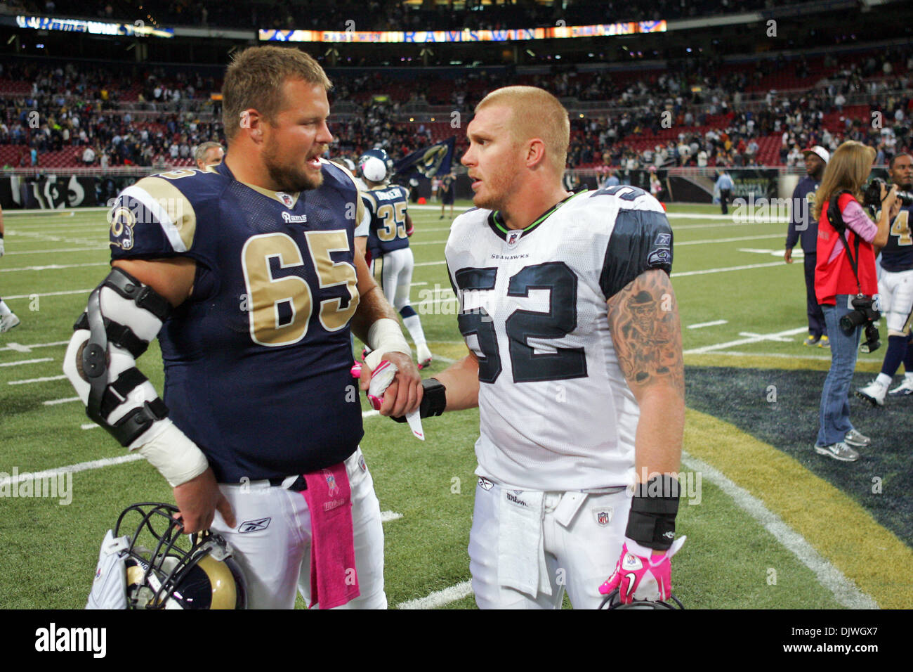 03 octobre, 2010 - Saint Louis, Missouri, United States of America - Saint Louis Rams Center Hank Fraley (# 65) Seattle Seahawks de secondeur Matt McCoy (52) chat après le match. Les Saint Louis Rams et Seahawks de Seattle à l'Edward Jones Dome à Saint Louis, Missouri. Les Béliers défait Seahawks 20-3. (Crédit Image : © Jimmy Simmons/ZUMApress.com) Southcreek/mondial Banque D'Images