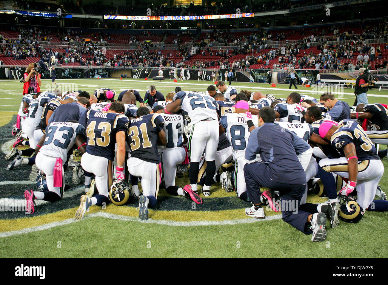 03 octobre, 2010 - Saint Louis, Missouri, États-Unis d'Amérique - un moment solennel après le match entre le Saint Louis Rams et les Seahawks de Seattle à l'Edward Jones Dome à Saint Louis, Missouri. Les Béliers défait Seahawks 20-3. (Crédit Image : © Jimmy Simmons/ZUMApress.com) Southcreek/mondial Banque D'Images