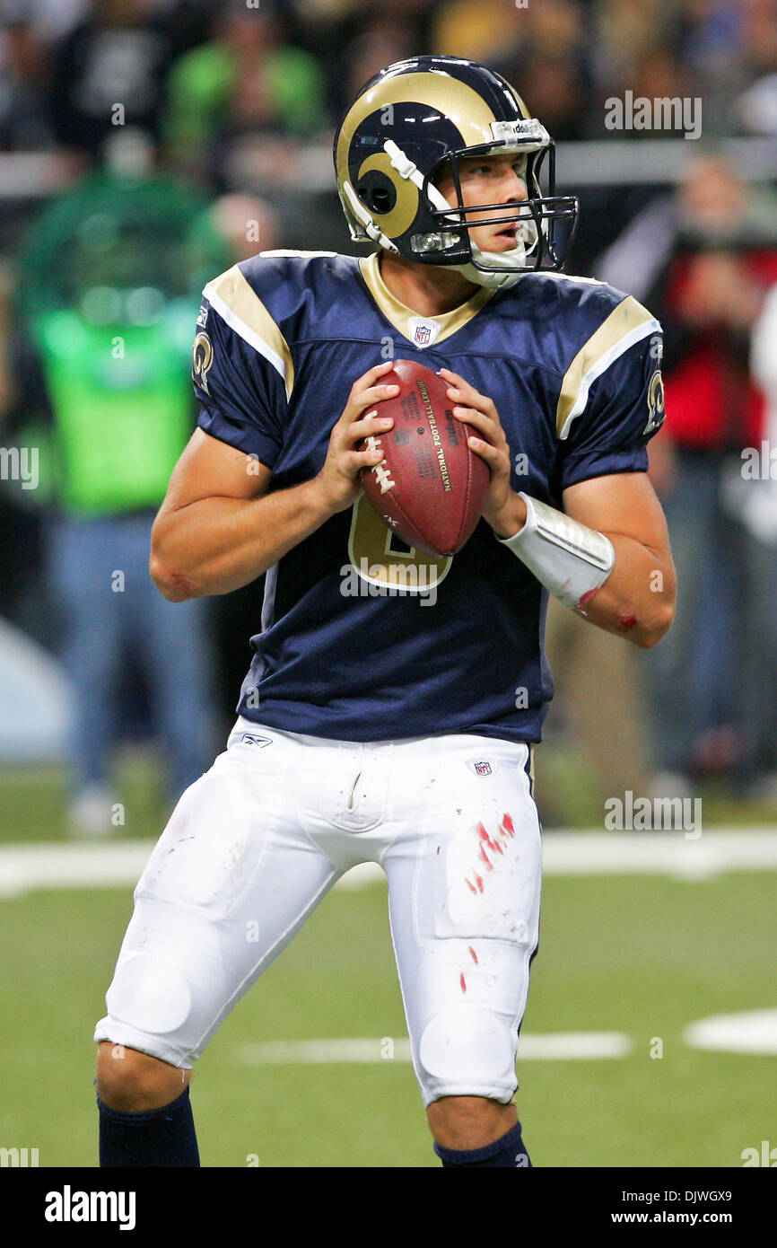 03 octobre, 2010 - Saint Louis, Missouri, United States of America - Saint Louis Rams quart-arrière Sam Bradford (# 8) a l'air de passer la balle au cours d'un match entre le Saint Louis Rams et les Seahawks de Seattle à l'Edward Jones Dome à Saint Louis, Missouri. Les Béliers défait Seahawks 20-3. (Crédit Image : © Jimmy Simmons/ZUMApress.com) Southcreek/mondial Banque D'Images