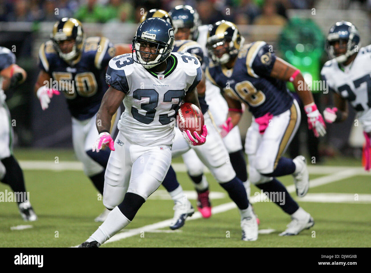 03 octobre, 2010 - Saint Louis, Missouri, United States of America - Seattle Seahawks running back Leon Washington (33) porte le ballon dans la deuxième moitié. Pendant un match entre les Saint Louis Rams et les Seahawks de Seattle à l'Edward Jones Dome à Saint Louis, Missouri. Les Béliers défait Seahawks 20-3. (Crédit Image : © Jimmy Simmons/ZUMApress.com) Southcreek/mondial Banque D'Images