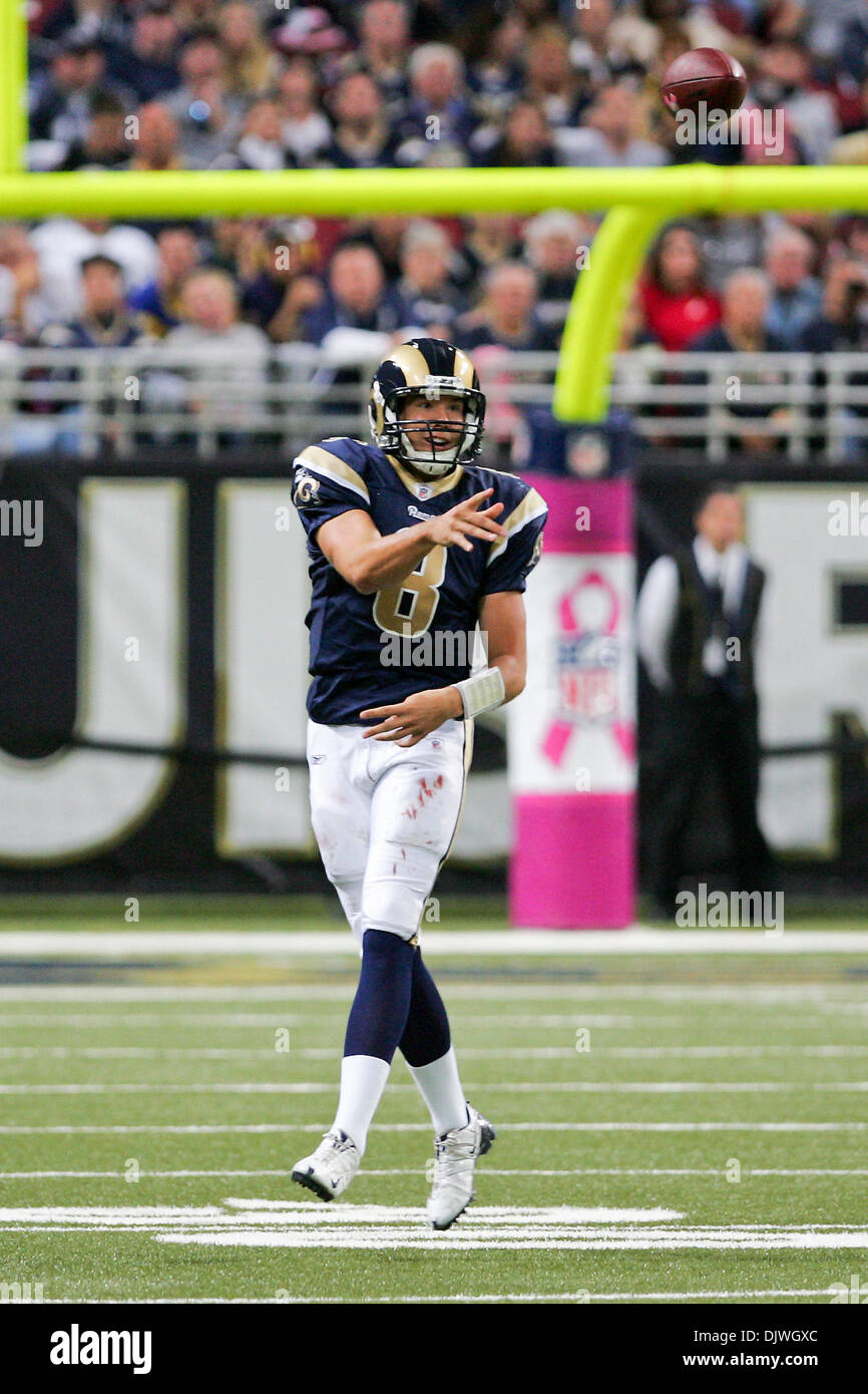 03 octobre, 2010 - Saint Louis, Missouri, United States of America - Saint Louis Rams quart-arrière Sam Bradford (# 8) passe le ballon lors d'un match entre le Saint Louis Rams et les Seahawks de Seattle à l'Edward Jones Dome à Saint Louis, Missouri. Les Béliers défait Seahawks 20-3. (Crédit Image : © Jimmy Simmons/ZUMApress.com) Southcreek/mondial Banque D'Images