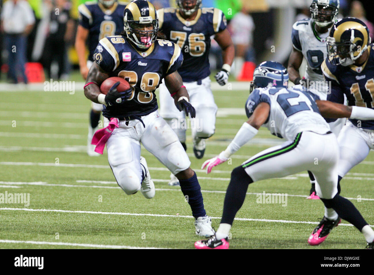 03 octobre, 2010 - Saint Louis, Missouri, United States of America - Saint Louis Rams Running Back Steven Jackson (# 39) exécute la balle lors d'un match entre le Saint Louis Rams et les Seahawks de Seattle à l'Edward Jones Dome à Saint Louis, Missouri. Les Béliers défait Seahawks 20-3. (Crédit Image : © Jimmy Simmons/ZUMApress.com) Southcreek/mondial Banque D'Images