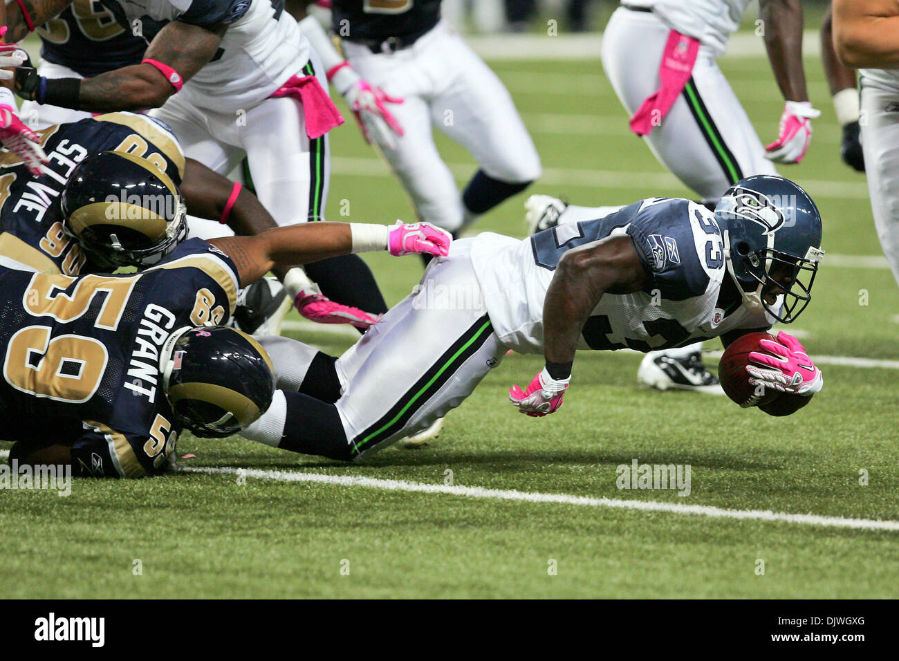 03 octobre, 2010 - Saint Louis, Missouri, United States of America - Seattle Seahawks running back Leon Washington (33) est abordé par Saint Louis Rams de secondeur Larry Grant (# 59). Les Béliers défait Seahawks 20-3. (Crédit Image : © Jimmy Simmons/ZUMApress.com) Southcreek/mondial Banque D'Images