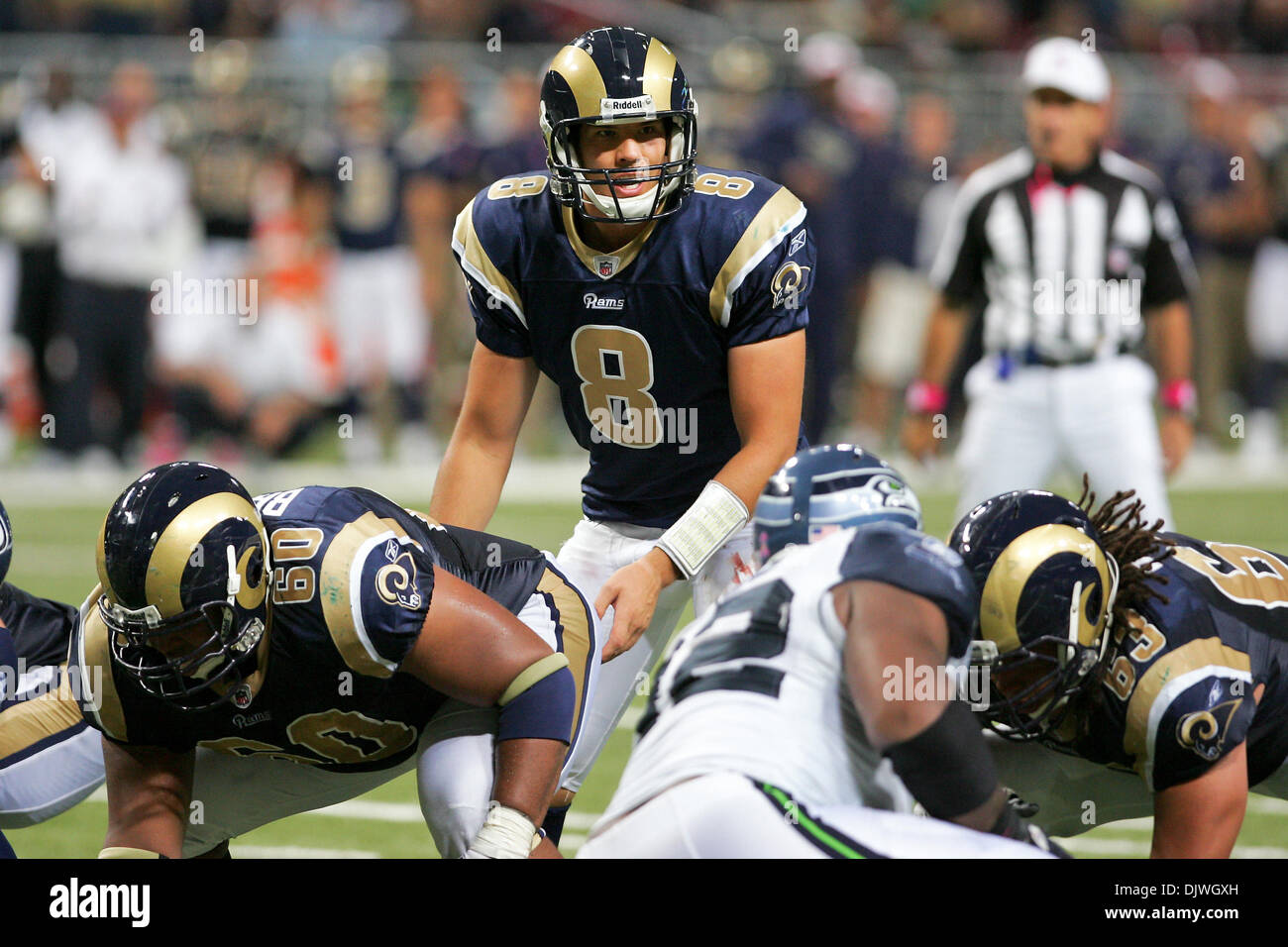 03 octobre, 2010 - Saint Louis, Missouri, United States of America - Saint Louis Rams quart-arrière Sam Bradford (# 8) évalue la défense avant d'aller au centre au cours d'un match entre le Saint Louis Rams et les Seahawks de Seattle à l'Edward Jones Dome à Saint Louis, Missouri. Les Béliers défait Seahawks 20-3. (Crédit Image : © Jimmy Simmons/ZUMApress.com) Southcreek/mondial Banque D'Images