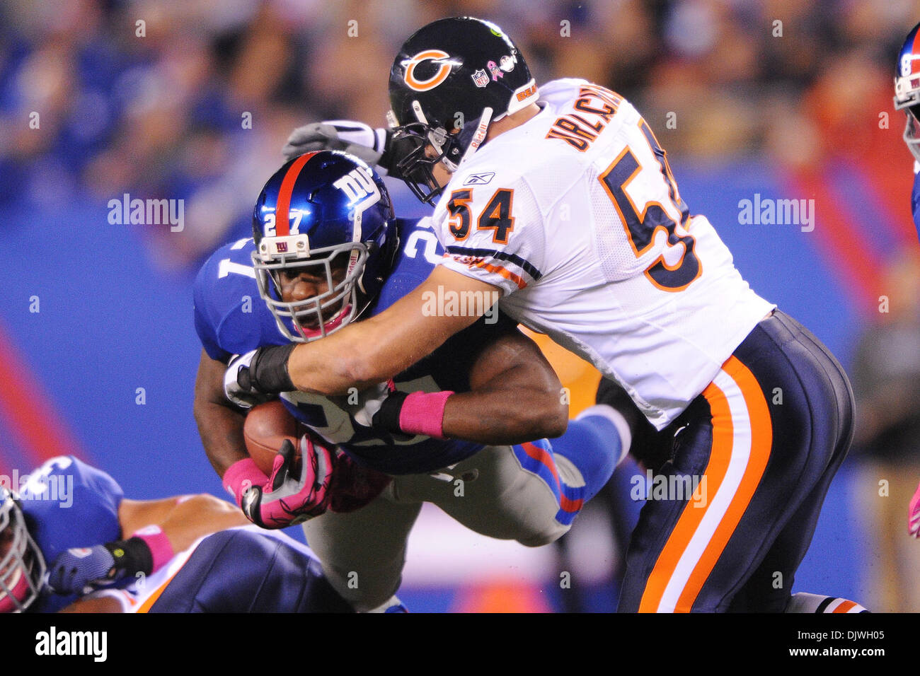 Le secondeur Brian Urlacher Chicago Bears (54) s'attaque à New York Giants running back Brandon Jacobs (27) durant la première moitié de l'action entre les NFL New York Giants et les Chicago Bears au New Meadowlands Stadium à East Rutherford, New Jersey. Les Géants les ours mènent 3-0 à la moitié. (Crédit Image : © Vous Schneekloth/global/ZUMApress.com) Southcreek Banque D'Images