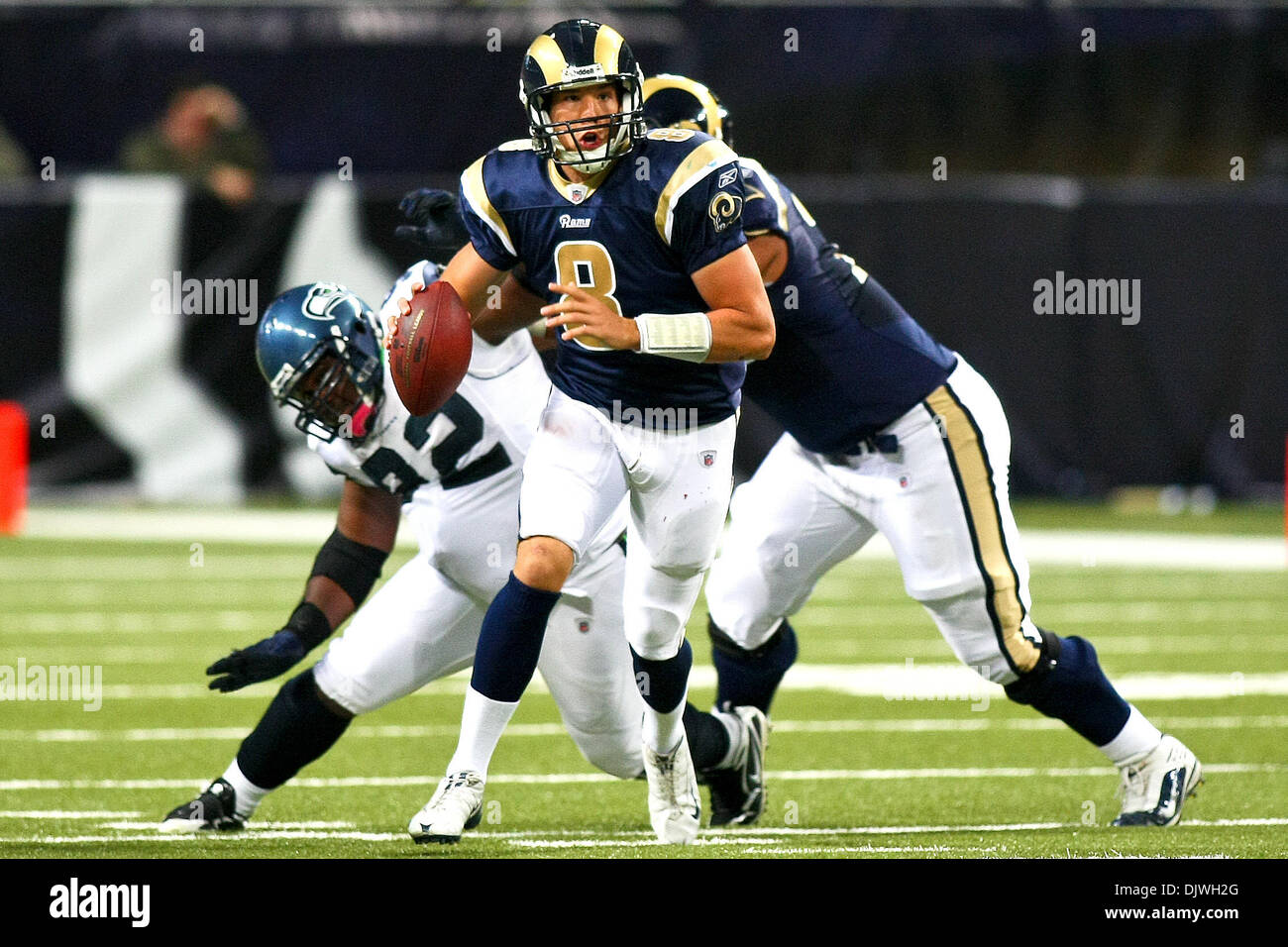 3 octobre 2010 - Saint Louis, Missouri, United States of America - Saint Louis Rams quart-arrière Sam Bradford (# 8) a l'air de passer la balle au cours d'un match entre le Saint Louis Rams et les Seahawks de Seattle à l'Edward Jones Dome à Saint Louis, Missouri. Les Rams a battu les Seahawks 20-3. (Crédit Image : © Scott Kane/ZUMApress.com) Southcreek/mondial Banque D'Images
