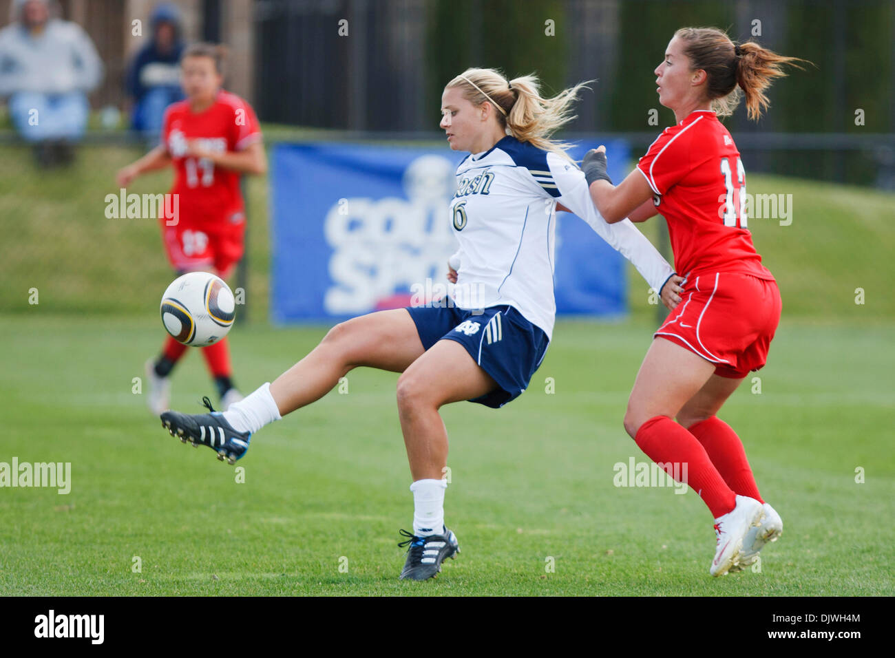 3 octobre 2010 - South Bend, Indiana, États-Unis d'Amérique - Notre Dame de l'avant Melissa Henderson (# 6) et St John's en avant Nicole Canning (# 12) lors du match de football NCAA entre Saint-Jean et Notre-Dame. La Cathédrale Notre Dame Fighting Irish défait le St. John's Red Storm 4-1 en match à Alumni Stadium à South Bend, Indiana. (Crédit Image : © John Mersits/Southcreek/ Mondial Banque D'Images