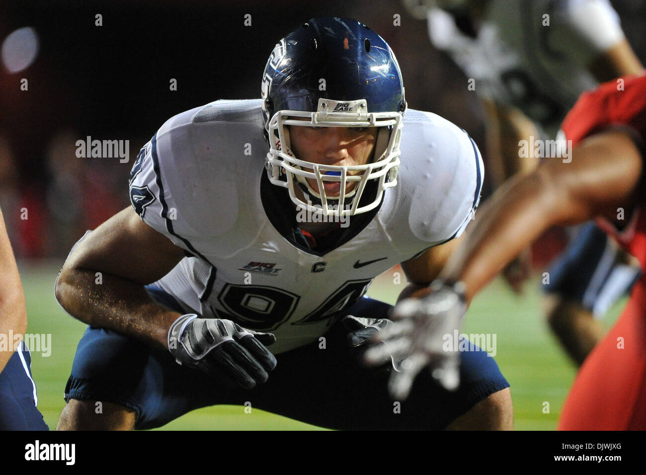 8 octobre 2010 - Piscataway, New Jersey, United States of America - Connecticut Huskies tight end Ryan Griffin (94) dans l'action au Big East Rutgers Stadium à New Brunswick Rutgers du New Jersey vient de derrière pour vaincre le Connecticut 27-24. (Crédit Image : © Brooks Van Arx/global/ZUMApress.com) Southcreek Banque D'Images
