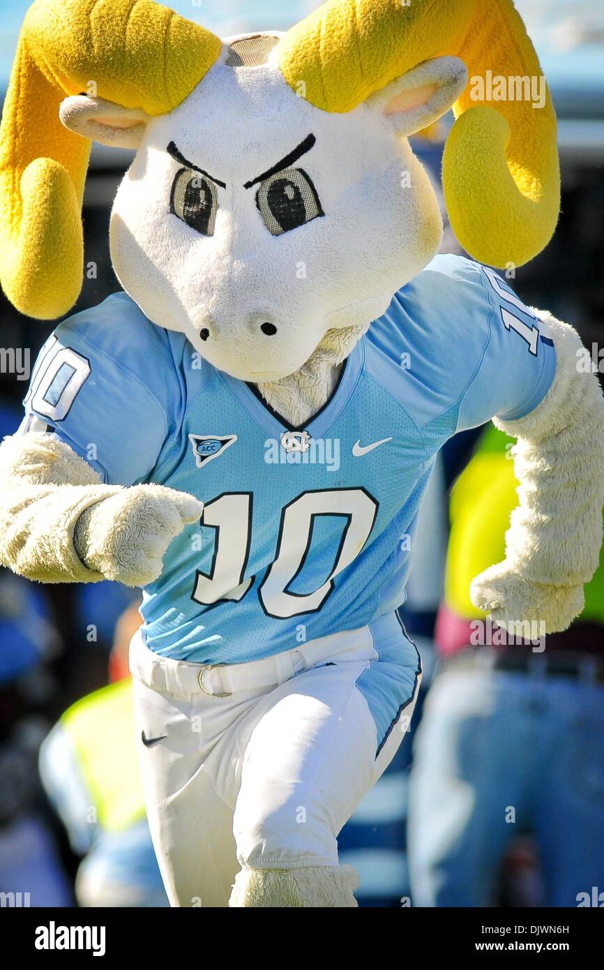 9 octobre 2010 - Chapel Hill, North Carolina, United States of America - North Carolina mascot Ramses dirige l'équipe sur le terrain.Caroline du Nord bat Clemson 21-16 au stade de Kenan à Chapel Hill en Caroline du Nord. (Crédit Image : © Anthony Barham/global/ZUMApress.com) Southcreek Banque D'Images