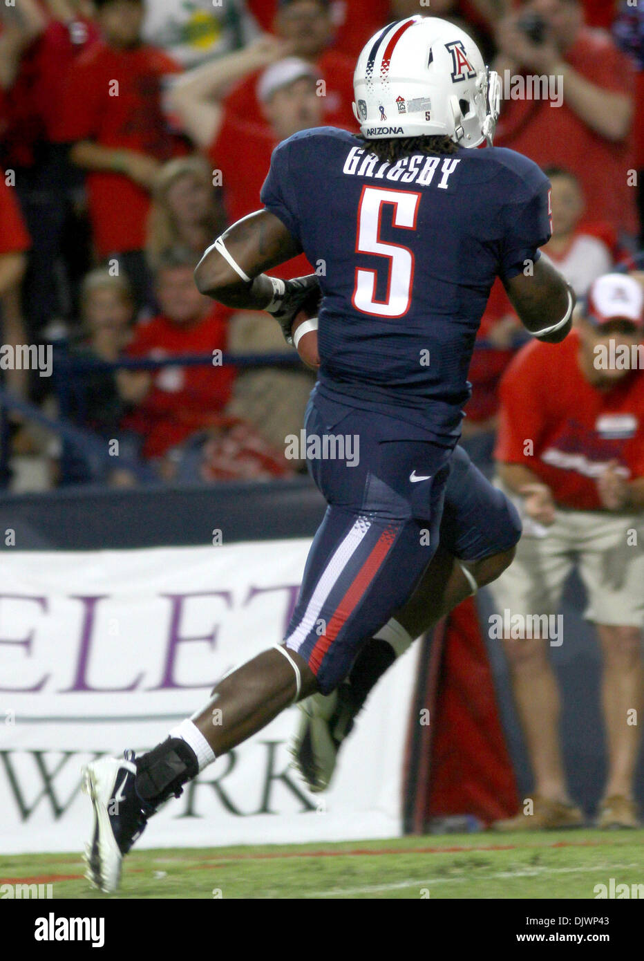 9 octobre 2010 - Tucson, Arizona, États-Unis d'Amérique - RB- Nic Grigsby traces dans la zone des buts pour garder l'Arizona dans le jeu. (Crédit Image : © Dean Henthorn/global/ZUMApress.com) Southcreek Banque D'Images