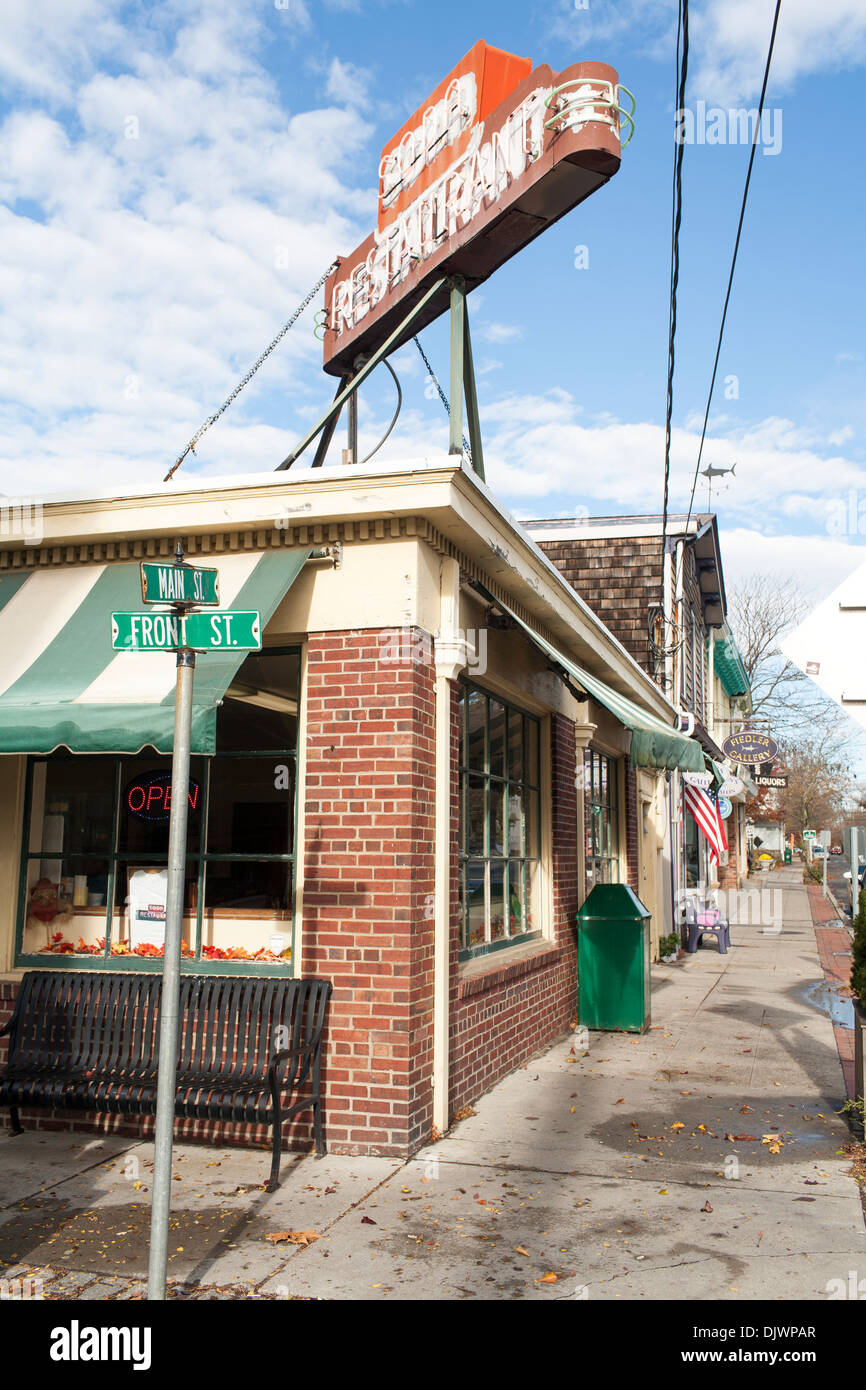 L'extérieur avec signe d'un traditionnel et typique des années 60, American diner dans la ville de à Greenport à Long Island, New York Banque D'Images
