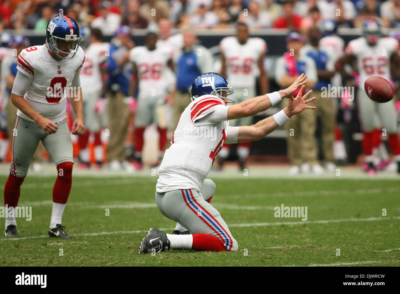 10 octobre 2010 - Houston, Texas, États-Unis d'Amérique - 10 octobre 2010 : Nouveau votre quarterback géants Rosenfelds Sage (18) prend la pression et tenir pour kicker Lawrence Tynes (9). Les Giants de New York a battu le 34-10 Houston Texans au Reliant Stadium à Houston, Texas. (Crédit Image : © Luis Leyva/ZUMApress.com) Southcreek/mondial Banque D'Images