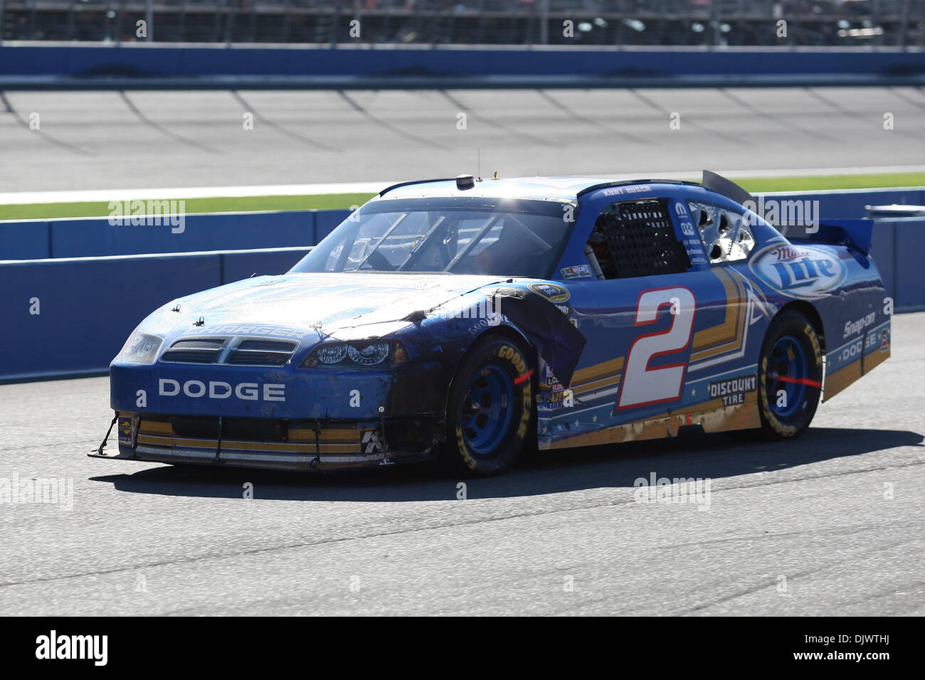 10 octobre 2010 - Fontana, California, United States of America - Sprint Cup Series driver Kurt Busch dans un baiser jusqu'Miller Lite # 2 voiture durant la Pepsi Max 400 à l'Auto Club Speedway. (Crédit Image : © Brandon Parry/global/ZUMApress.com) Southcreek Banque D'Images