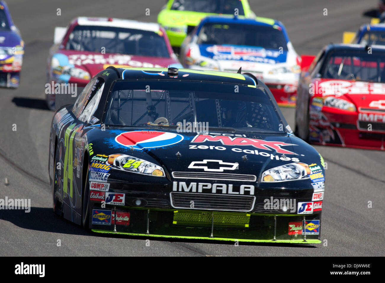 11 octobre 2010 - Fontana, CA, États-Unis d'Amérique - Jeff Gordon (24) dans le Dupont/Pepsi Max Chevrolet dirige un groupe autour de tourner à quatre à l'Auto Club Speedway. (Crédit Image : © Josh Chapelle/ZUMApress.com) Southcreek/mondial Banque D'Images