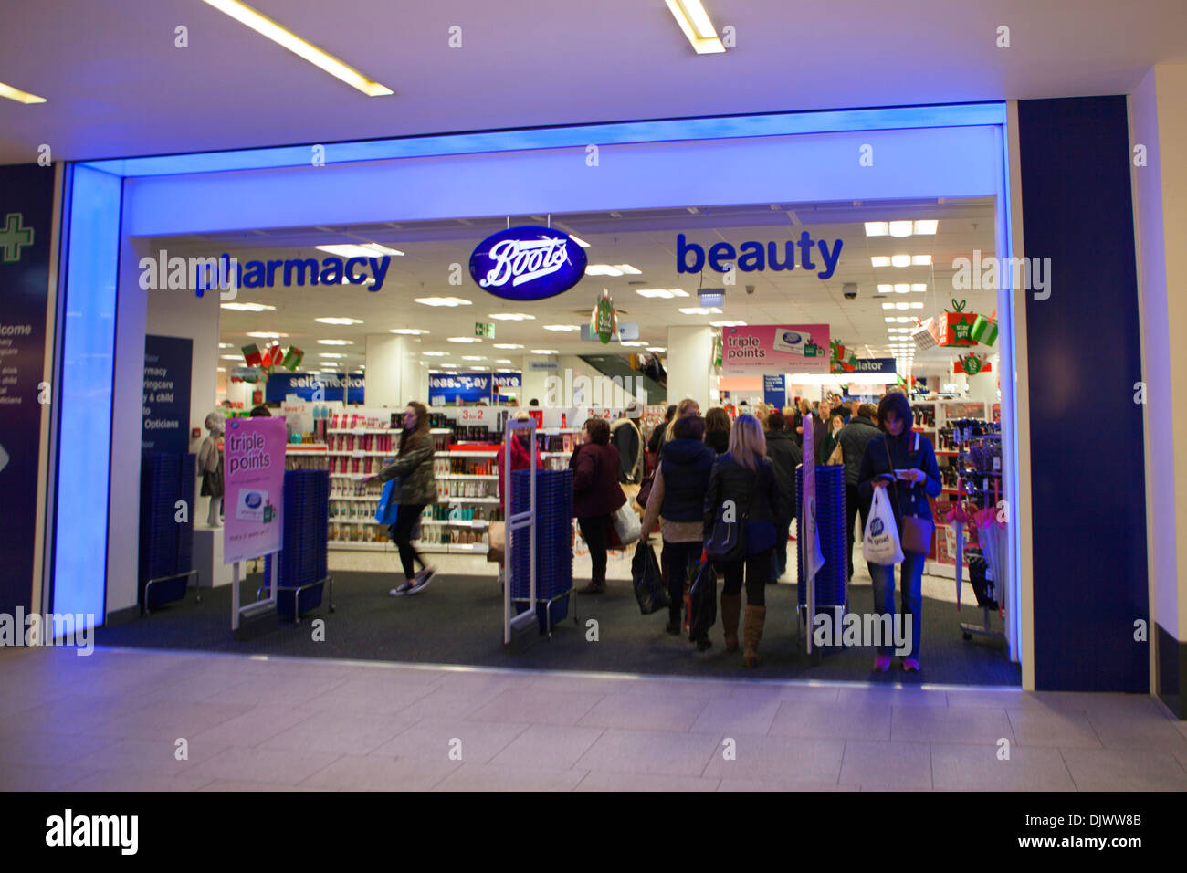 Boots pharmacy shop Banque de photographies et d'images à haute résolution  - Alamy