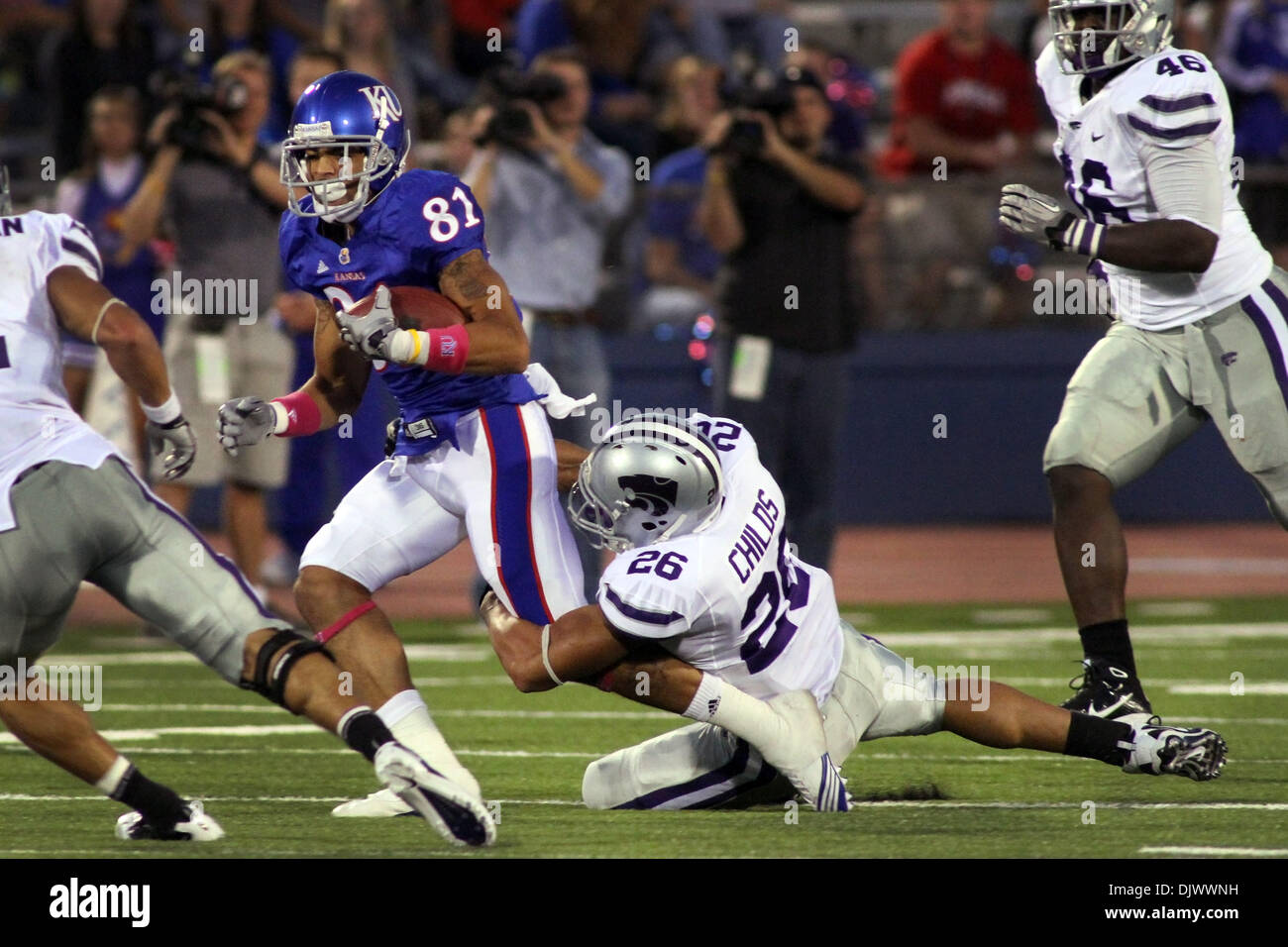 14 octobre 2010 - Laurent, California, United States of America - Kansas State Wildcats linebacker Forums Childs (26) s'attaque à Kansas Jayhawks wide receiver Johnathan Wilson (81). Les défaites de l'État du Kansas Kansas 59-7 dans le jeu à la Memorial Stadium. (Crédit Image : © Jacob Paulsen/global/ZUMApress.com) Southcreek Banque D'Images