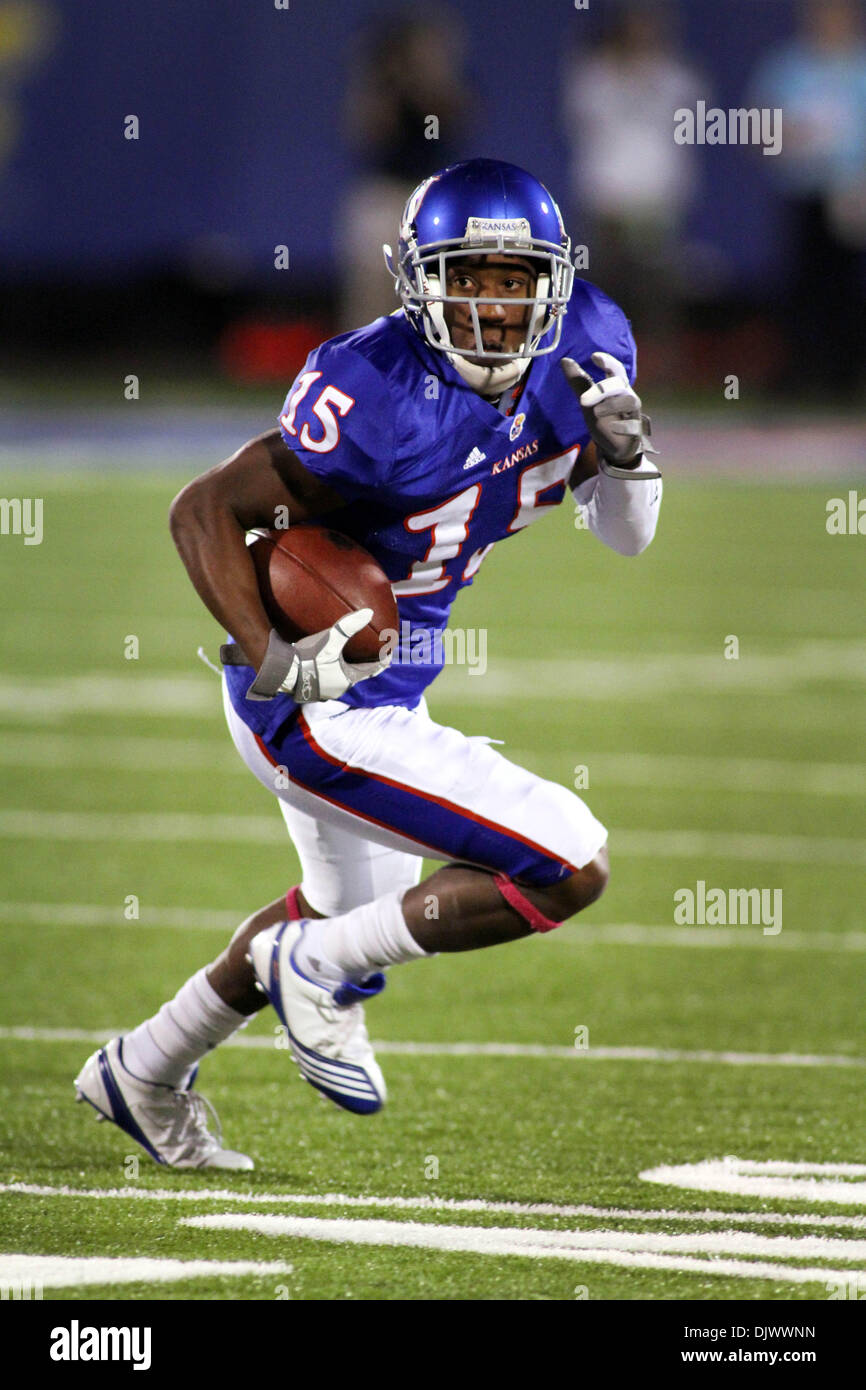 14 octobre 2010 - Laurent, California, United States of America - Kansas Jayhawks running back Daymond Patterson (15) brouille pour yardage. Les défaites de l'État du Kansas Kansas 59-7 dans le jeu à la Memorial Stadium. (Crédit Image : © Jacob Paulsen/global/ZUMApress.com) Southcreek Banque D'Images