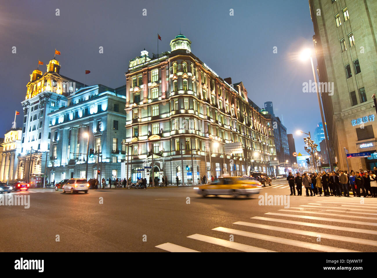 À partir de la droite : Swatch Art Peace Hotel, Chartered Bank Bulding et North China Daily News Building sur le Bund de Shanghai, Chine Banque D'Images