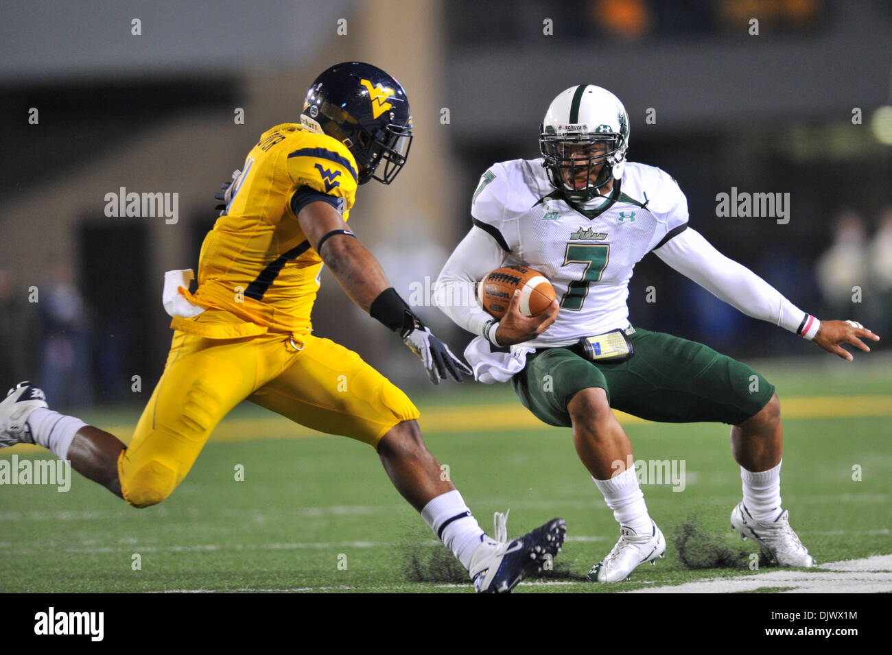 15 octobre 2010 - Morgantown, West Virginia, United States of America - South Florida quarterback B.J. Daniels (7) tente d'éviter un plaquage par West Virginia coffre Sidney Glover (4) au cours de la nuit de jeudi's Big East match-up. La Virginie de l'ouest de la Floride du Sud défait par un score de 20 - 6. (Crédit Image : © Brian Freed/ZUMApress.com) Southcreek/mondial Banque D'Images