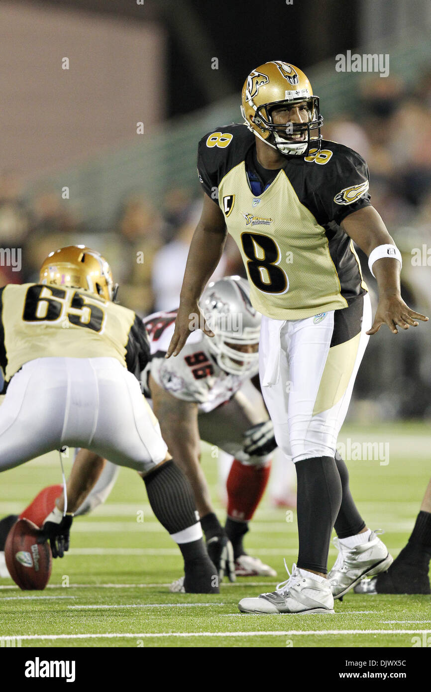 15 octobre 2010 - Sacramento, Californie, États-Unis d'Amérique - Sacramento lions des montagnes quarterback Daunte Culpepper (8) appelle une alarme sonore pendant un match contre les locomotives de Las Vegas. Les locomotives de Las Vegas a défait les lions des montagnes Sacramento 26-9. (Crédit Image : © Chris Trim/global/ZUMApress.com) Southcreek Banque D'Images