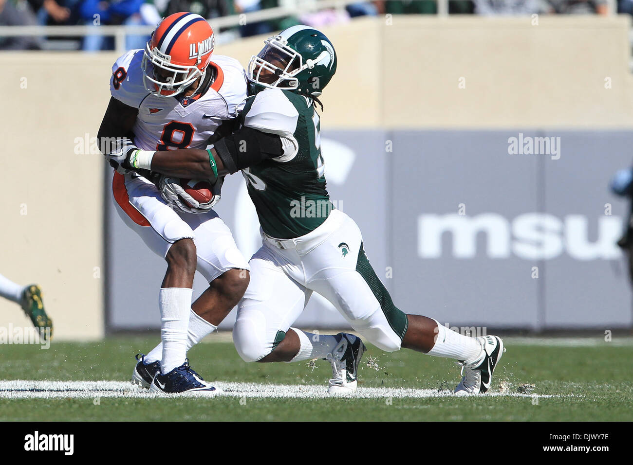 16 octobre 2010 - East Lansing, Michigan, États-Unis d'Amérique - Michigan State Spartans secondeur Greg Jones (53), l'Illinois Fighting Illini receveur A.J. Jenkins (8) à Spartan Stadium. MSU a défait l'Illinois 26 - 6 (Crédit Image : © Rey Del Rio/ZUMApress.com) Southcreek/mondial Banque D'Images