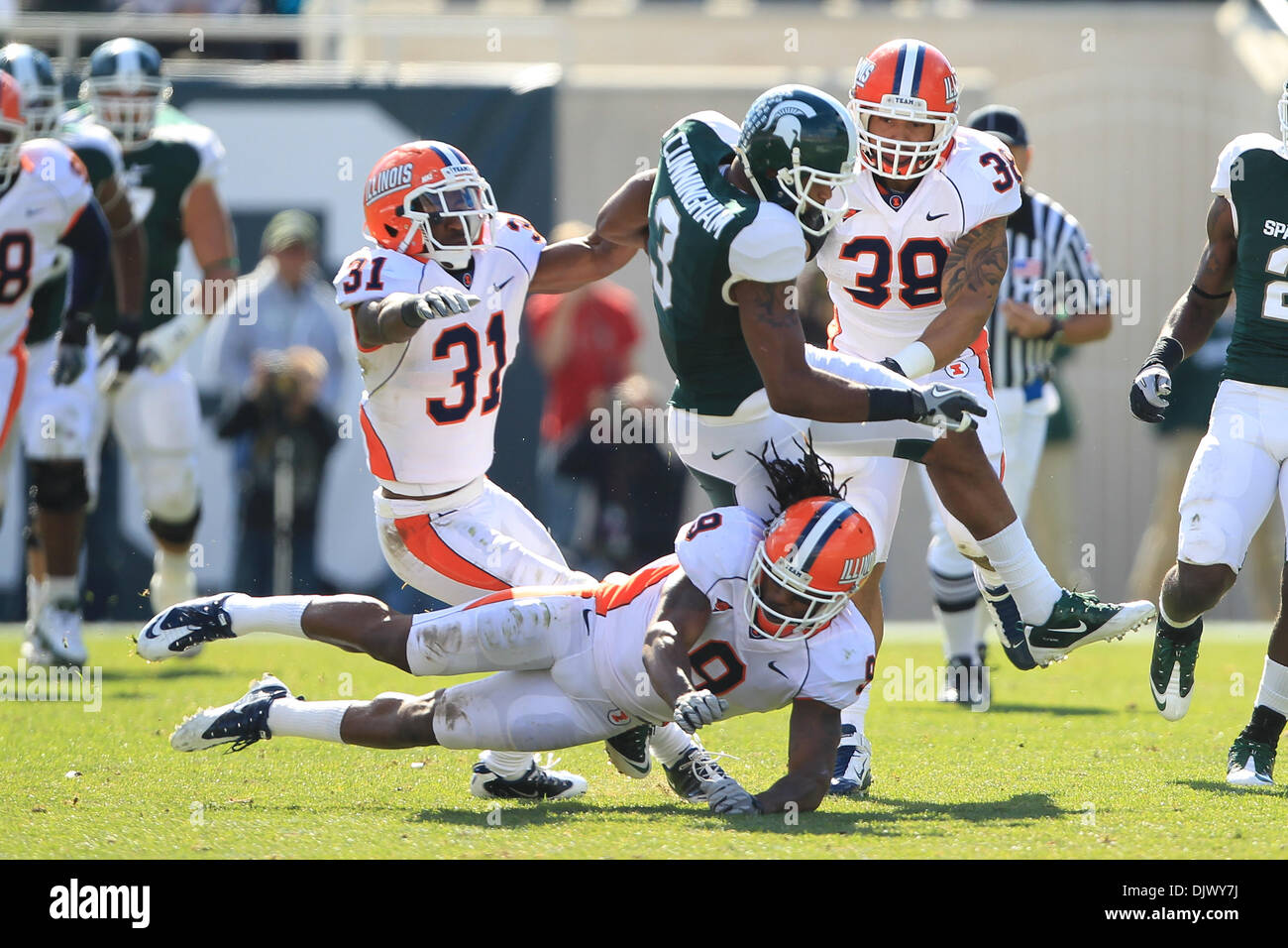 16 octobre 2010 - East Lansing, Michigan, États-Unis d'Amérique - Illinois Fighting Illini défensive fin Henry et Trulonis Travon Bellamy (31) élimine les Spartans de Michigan State wide receiver B.J. Cunningham (3) au Spartan Stadium. MSU a défait l'Illinois 26 - 6. (Crédit Image : © Rey Del Rio/ZUMApress.com) Southcreek/mondial Banque D'Images