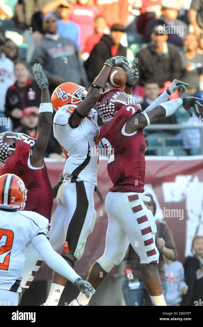 16 octobre 2010 - Philadelphie, Pennsylvanie, États-Unis d'Amérique - Bowling Green Falcons wide receiver Kamar Jorden (19) Temple Owls secondeur sauts Tahir Whitehead (2) pour un touché avec secondes pour mettre à Bowling Green à moins de 1 point. Temple défait Bowling Green 28-27 dans un jeu joué au Lincoln Financial Field à Philadelphie, Pennsylvanie (crédit Image : Banque D'Images