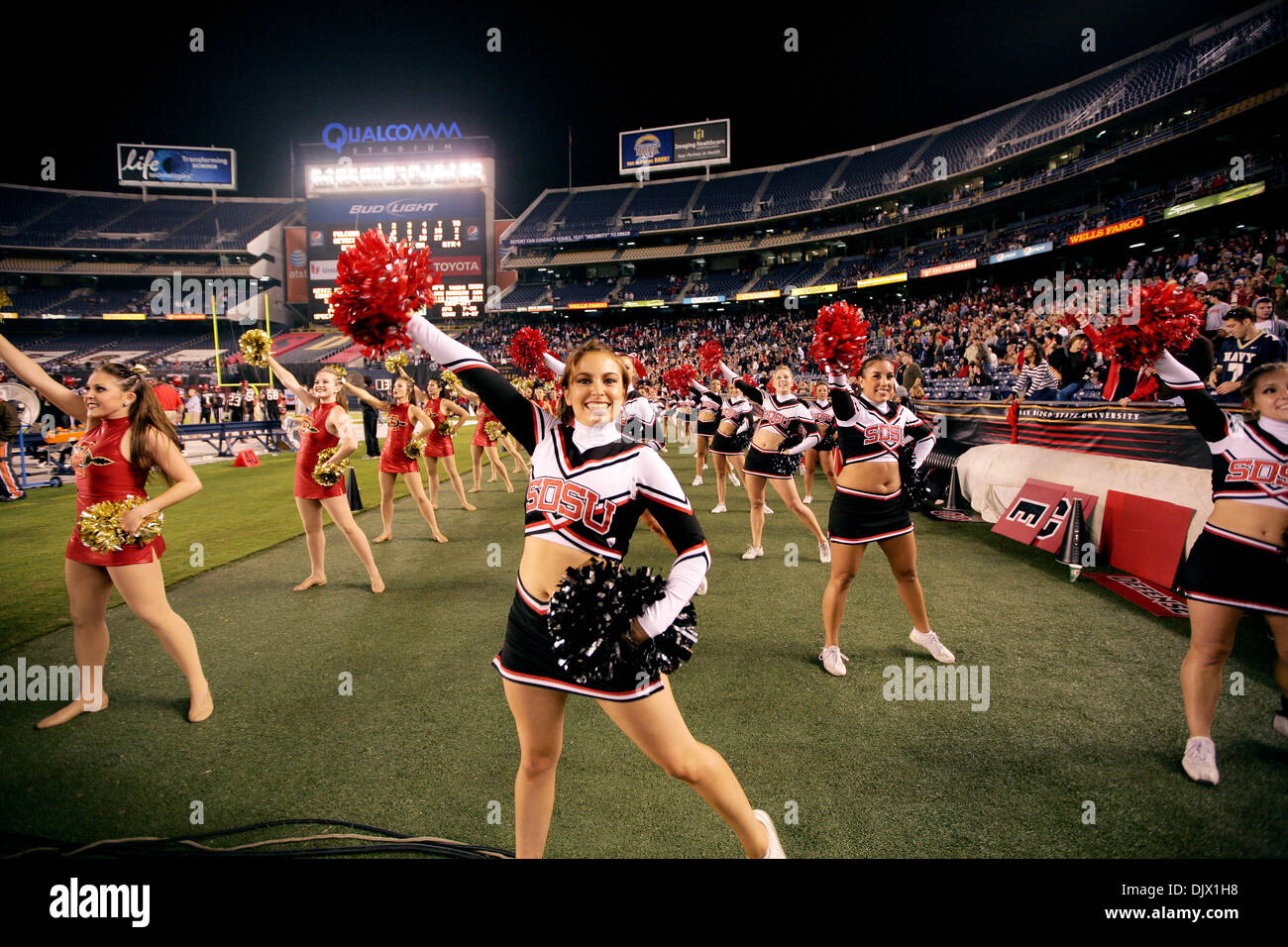 17 octobre 2010 - San Diego, Californie, États-Unis d'Amérique - Aztèques cheerleaders travailler les fans pendant l'action de jeu au Stade Qualcomm de San Diego. L'Armée de l'air battu SDSU 27-25 (Image Crédit : © Nick Morris/ZUMApress.com) Southcreek/mondial Banque D'Images