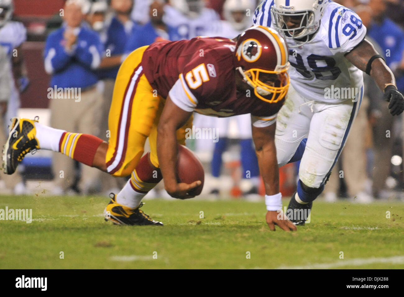 17 octobre 2010 - Landover, Maryland, United States of America - le quart-arrière Donovan McNabb Redskins de Washington (5) perd d'égalité, de la semaine 6 de la NFL FedEx Field action de jeu, score final ; 27 24 Colts Redskins (crédit Image : © Roland Pintilie/ZUMApress.com) Southcreek/mondial Banque D'Images