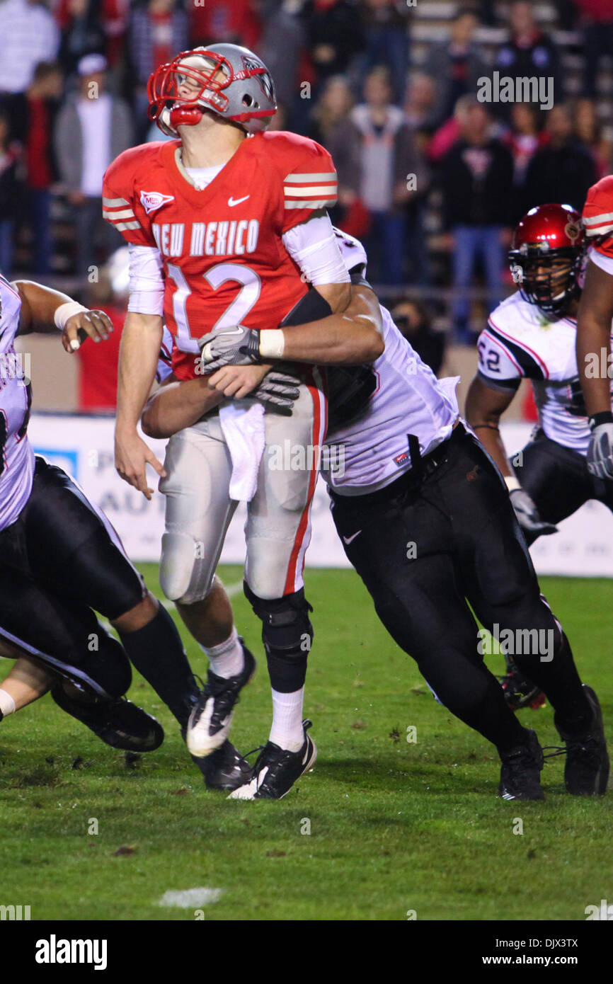 Le 23 octobre 2010 - Albuquerque, New Mexico, United States of America - Université du Nouveau Mexique pour QB B.R. Holbrook (# 12) en prenant un coup à partir de la fin de la défense aztèque, les hommes. Les San Diego State Aztecs traitées contre le Nouveau Mexique Lobos défait les Lobos 20-30 à University Stadium à Albuquerque, NM. (Crédit Image : © Long Nuygen/global/ZUMApress.com) Southcreek Banque D'Images