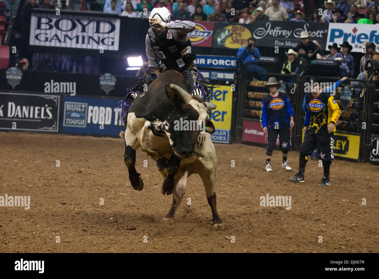 24 octobre 2010 - Las Vegas, Nevada, United States of America - Shane Proctor fait de son mieux pour atteindre 8 secondes de gloire sur 7 de coeur au cours de la 5e ronde de la compétition à la 2010 Ford construit des PBR World Finals au Thomas & Mack Center de Las Vegas, Nevada. (Crédit Image : © Matt Gdowski/ZUMApress.com) Southcreek/mondial Banque D'Images