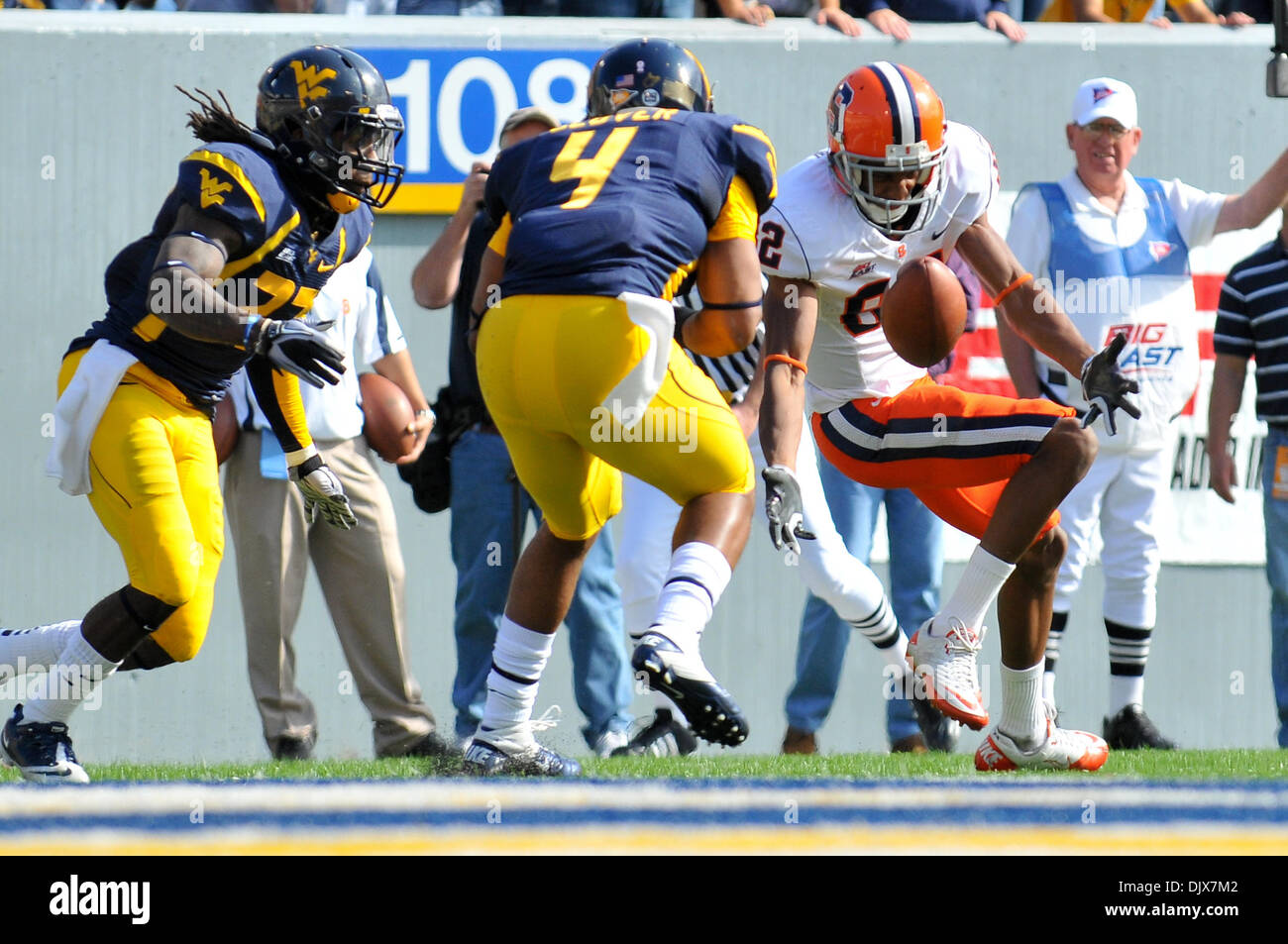 25 octobre 2010 - Morgantown, West Virginia, United States of America - Syracuse wide receiver Van Chew (82) ne peut pas tenir la balle dans la zone entre les défenseurs de la Virginie de l'ouest Brandon Hogan (22) et Sidney Glover (4) au cours du Grand Orient samedi match-up. Syracuse bat Virginie de l'Ouest par un score de 19 - 14. (Crédit Image : © Brian Freed/ZUMApress.com) Southcreek/mondial Banque D'Images