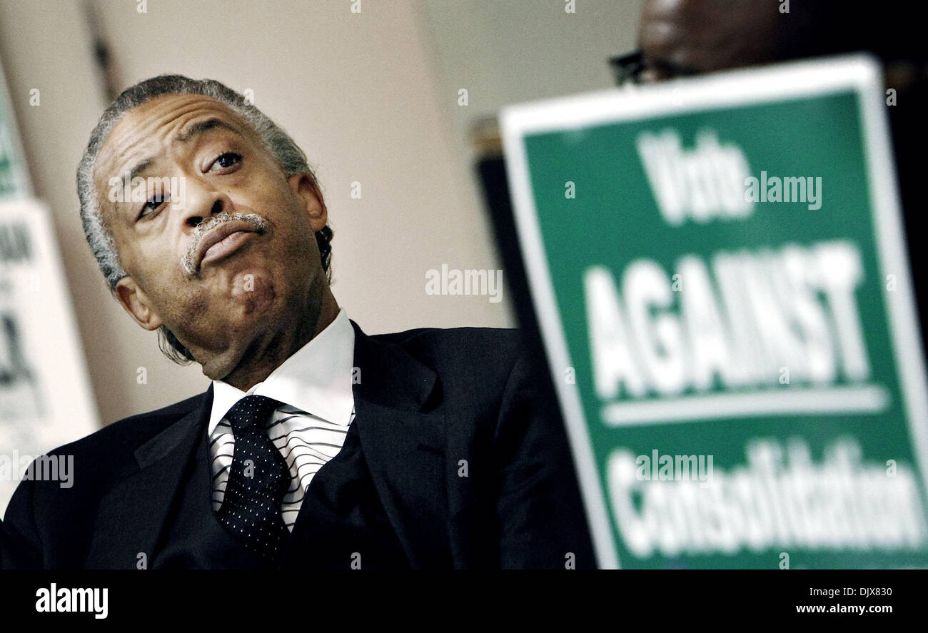 28 octobre, 2010 - Memphis, Tennessee, États-Unis - Rev. Al Sharpton attend de s'exprimer contre la possibilité de fusion de Memphis et le comté de Shelby les gouvernements au cours d'une réunion dans les bureaux de la Fédération américaine du comté de l'État et municipal, section locale 1733. Les électeurs devront envisager une consolidation référendum sur son bulletin de mardi. (Crédit Image : © Mark Weber/l'appel Commercial Banque D'Images