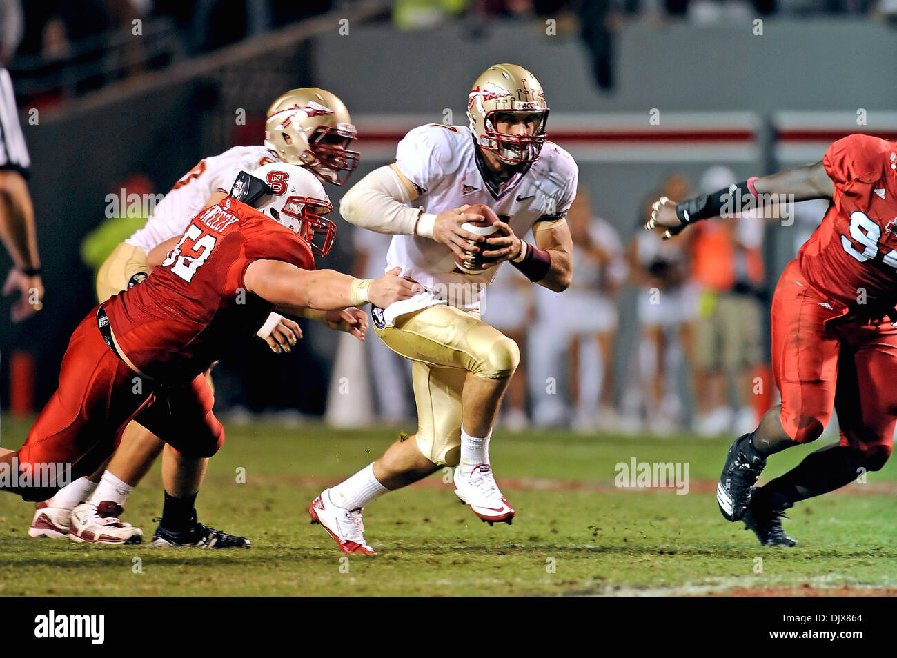 28 octobre, 2010 - Raleigh, Caroline du Nord, États-Unis d'Amérique - 28 octobre 2010 : FSU QB Christian Ponder (7) brouille pour une première au deuxième trimestre pour garder un lecteur de l'AUS en vie. NC State défait FSU 28-24 à Carter Finley Stadium à Raleigh, Caroline du Nord. (Crédit Image : © Mike Olivella/ZUMApress.com) Banque D'Images