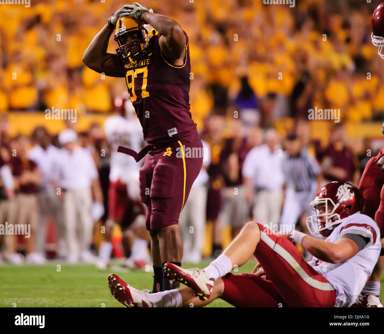 30 octobre 2010 : fin de l'état d'Arizona Junior Onyeali défensives (97) célèbre après un sac sur l'État de Washington quarterback Jeff Tuel (10) pendant un match de football entre les NCAA Arizona State Sun Devils de l'université et l'Université de l'État de Washington au Sun Devil Stadium de Tempe, Arizona, remporté par les Sun Devils, 42-0.(Image Crédit : © Max Simbron/Cal/ZUMApress.com) Media Sport Banque D'Images