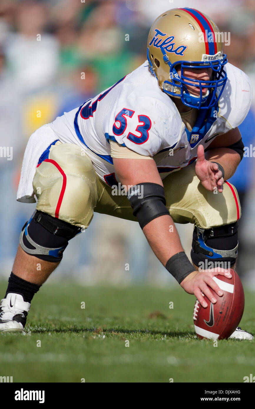 30 octobre, 2010 - South Bend, Indiana, États-Unis d'Amérique - Centre de Tulsa Dupy Trent (# 53) au cours de NCAA football match entre Tulsa et Notre Dame. Le Tulsa Golden Hurricane défait les Notre Dame Fighting Irish 28-27 en match au stade Notre-dame à South Bend, Indiana. (Crédit Image : © John Mersits/ZUMApress.com) Southcreek/mondial Banque D'Images