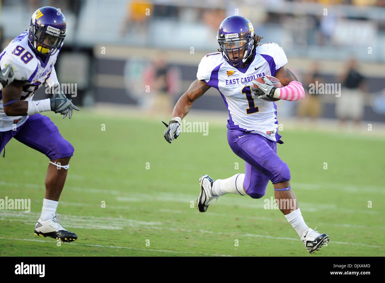 30 octobre 2010 - Orlando, Floride, États-Unis d'Amérique - East Carolina Pirates d'utiliser de nouveau Giavanni Ruffin (1) pauses lors des match entre les deux rivaux conférence invaincu en CUSA jouer au stade Brighthouse, à Orlando en Floride. UCF défait 49-35 ECU (crédit Image : © Brad Barr/ZUMApress.com) Southcreek/mondial Banque D'Images