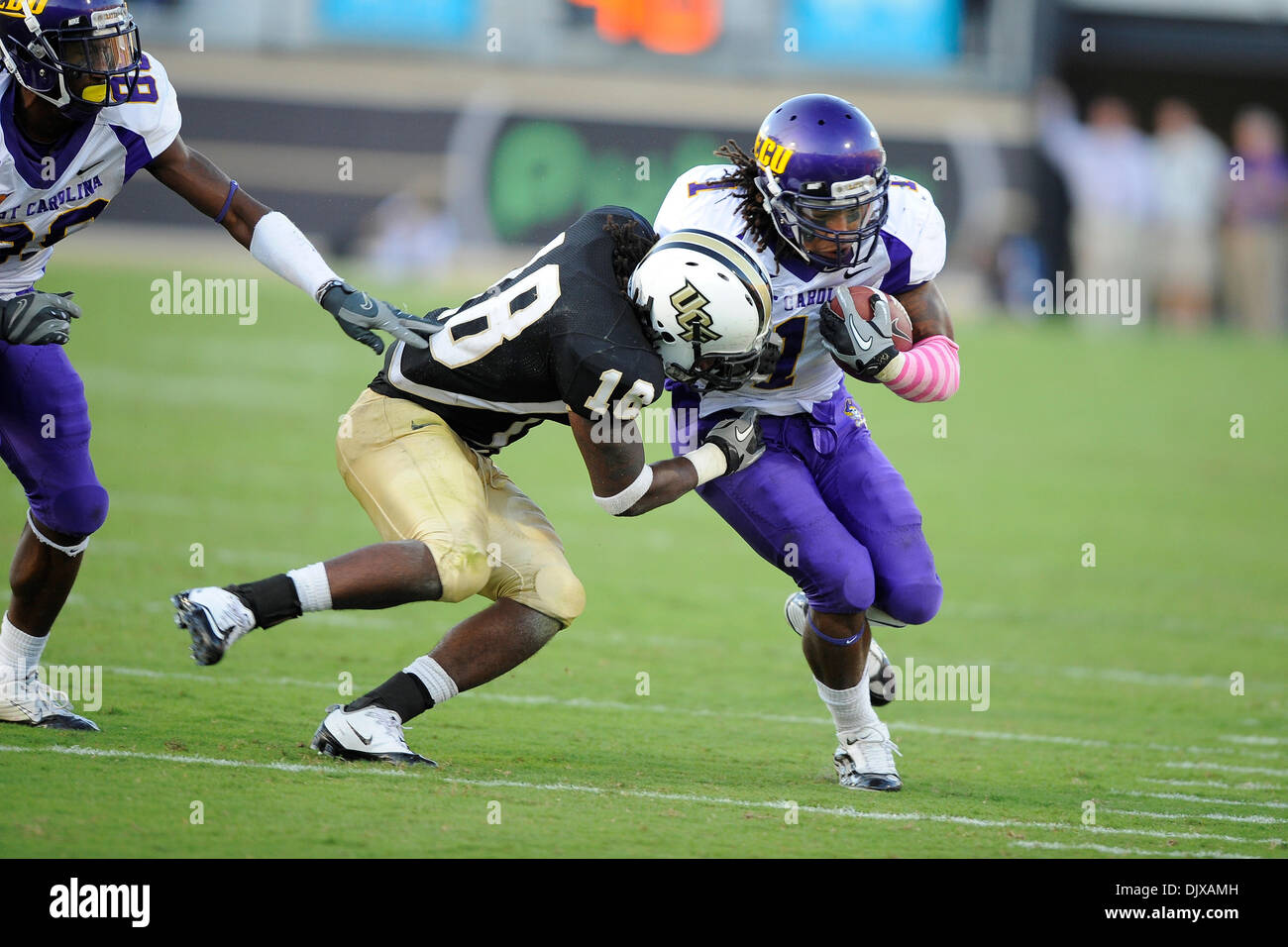 30 octobre 2010 - Orlando, Floride, États-Unis d'Amérique - East Carolina Pirates d'utiliser de nouveau Giavanni Ruffin (1) s'introduit dans l'ouvert et il est abordé par l'UCF Knights arrière défensif Kemal Ismaël (18) pendant le jeu entre les deux rivaux conférence invaincu en CUSA jouer au stade Brighthouse, à Orlando en Floride. UCF défait 49-35 ECU (crédit Image : © Brad Barr/Southcreek Banque D'Images