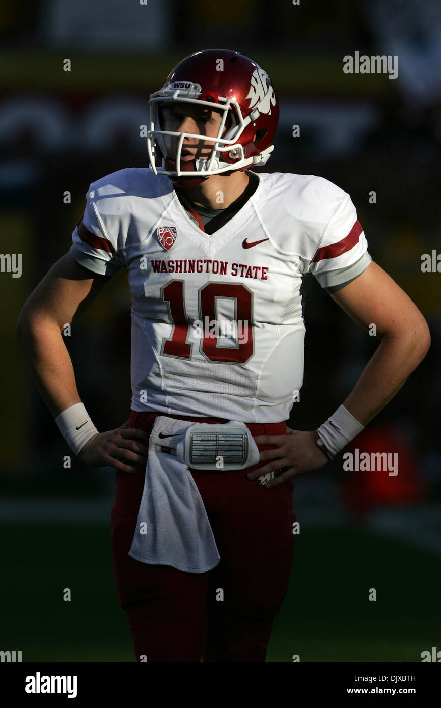 30 octobre 2010 - Tempe, Arizona, United States of America - Washington State quarterback Jeff Tuel (# 10) ressemble à la ligne de touche lors d'un match contre l'Etat de l'Arizona au Sun Devil Stadium de Tempe, Arizona. Les Sun Devils de battre les Cougars 42-0. (Crédit Image : © inférieur gène/global/ZUMApress.com) Southcreek Banque D'Images