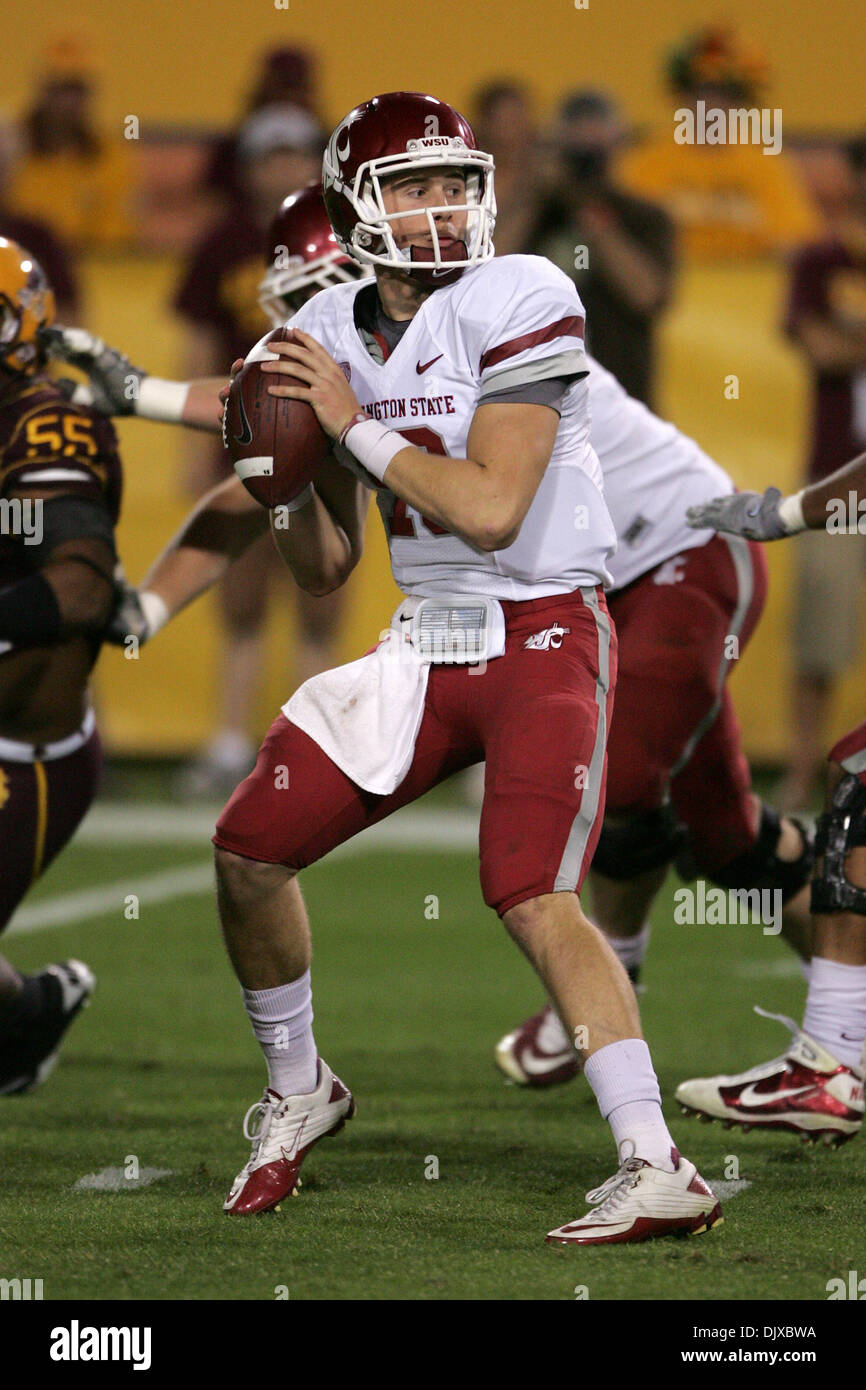 30 octobre 2010 - Tempe, Arizona, United States of America - Washington State quarterback Jeff Tuel (# 10) dans la poche lors d'un match contre l'Etat de l'Arizona au Sun Devil Stadium de Tempe, Arizona. Les Sun Devils de battre les Cougars 42-0. (Crédit Image : © inférieur gène/global/ZUMApress.com) Southcreek Banque D'Images