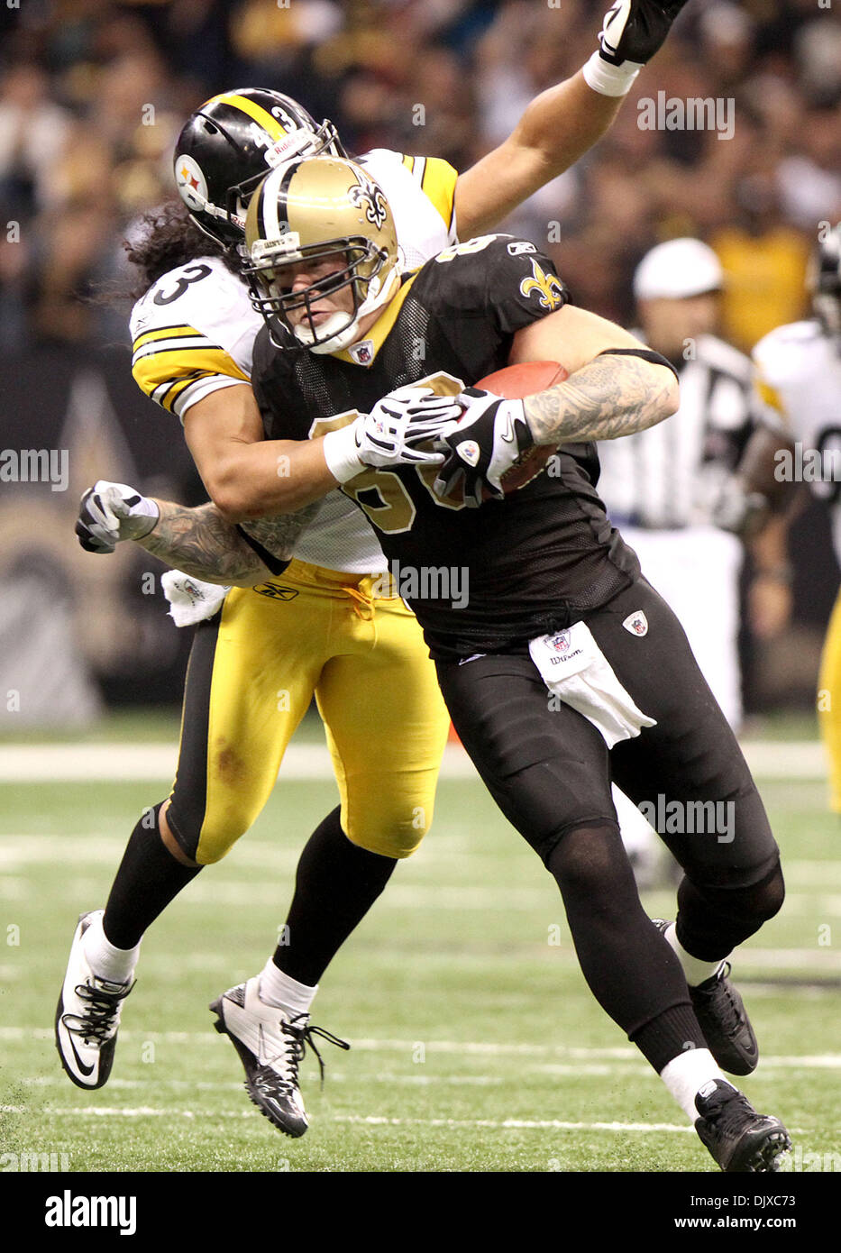 Oct 31, 2010 - La Nouvelle Orléans, Louisiane, États-Unis - NFL football 2010 - Pittsburg Acier Troy Polamalu s'attaque à la Nouvelle Orléans Saint JEREMY SHOCKEY au cours de saison régulière à la Nouvelle-Orléans, Louisiane le 31 octobre 2010. Les Saints battre les Steelers 20 à 10. (Crédit Image : © Dan Anderson/ZUMApress.com) Banque D'Images