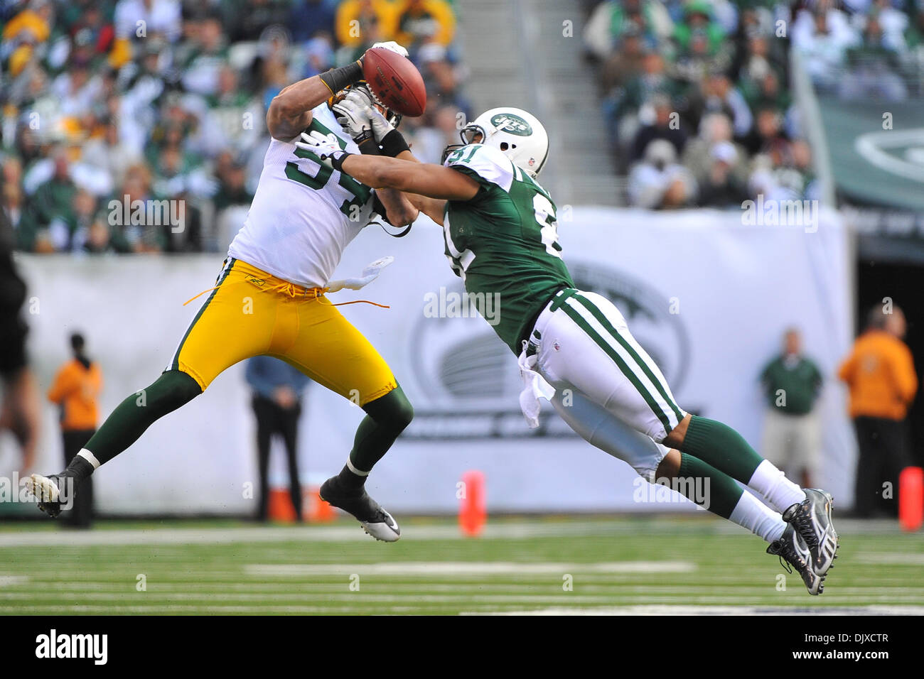 31 octobre 2010 - East Rutherford, New Jersey, United States of America - Green Bay Packers linebacker Brandon Chillar (54) brise la passer à New York Jets tight end Dustin Keller (81) au New Meadowlands Stadium à East Rutherford dans le New Jersey Green Bay bat New York Jets (9-0 Image Crédit : © Brooks von Arx/ZUMApress.com) Southcreek/mondial Banque D'Images