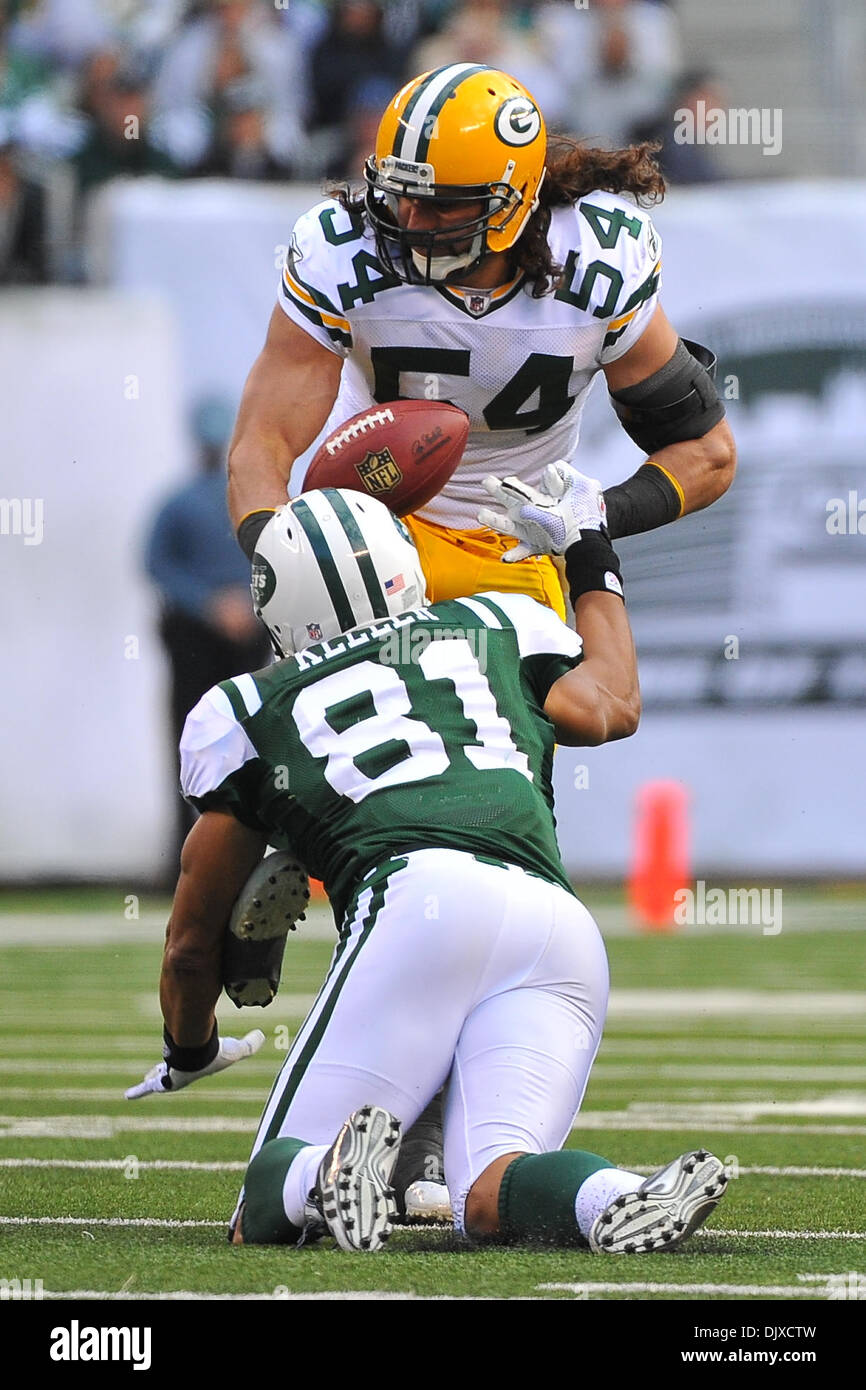 31 octobre 2010 - East Rutherford, New Jersey, United States of America - Green Bay Packers linebacker Brandon Chillar (54) casse d'un laissez-passer pour New York Jets tight end Dustin Keller (81) au New Meadowlands Stadium à East Rutherford dans le New Jersey Green Bay bat New York Jets (9-0 Image Crédit : © Brooks von Arx/ZUMApress.com) Southcreek/mondial Banque D'Images
