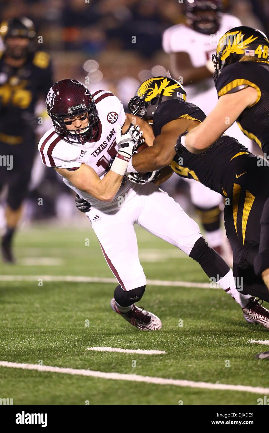 Columbia, Missouri, États-Unis. 30Th Nov, 2013. 30 novembre 2013 Columbia, MO : Texas A&M Aggies receveur Travis Labhart (15) parcours dans un cercle et se fait attaquer par le Missouri Tigers de secondeur Andrew Wilson (48) au cours de la NCAA football match entre le Missouri Tigers et la Texas A&M Aggies à Faurot Field à Columbia, Missouri. Billy Hurst/CSM/Alamy Live News Banque D'Images