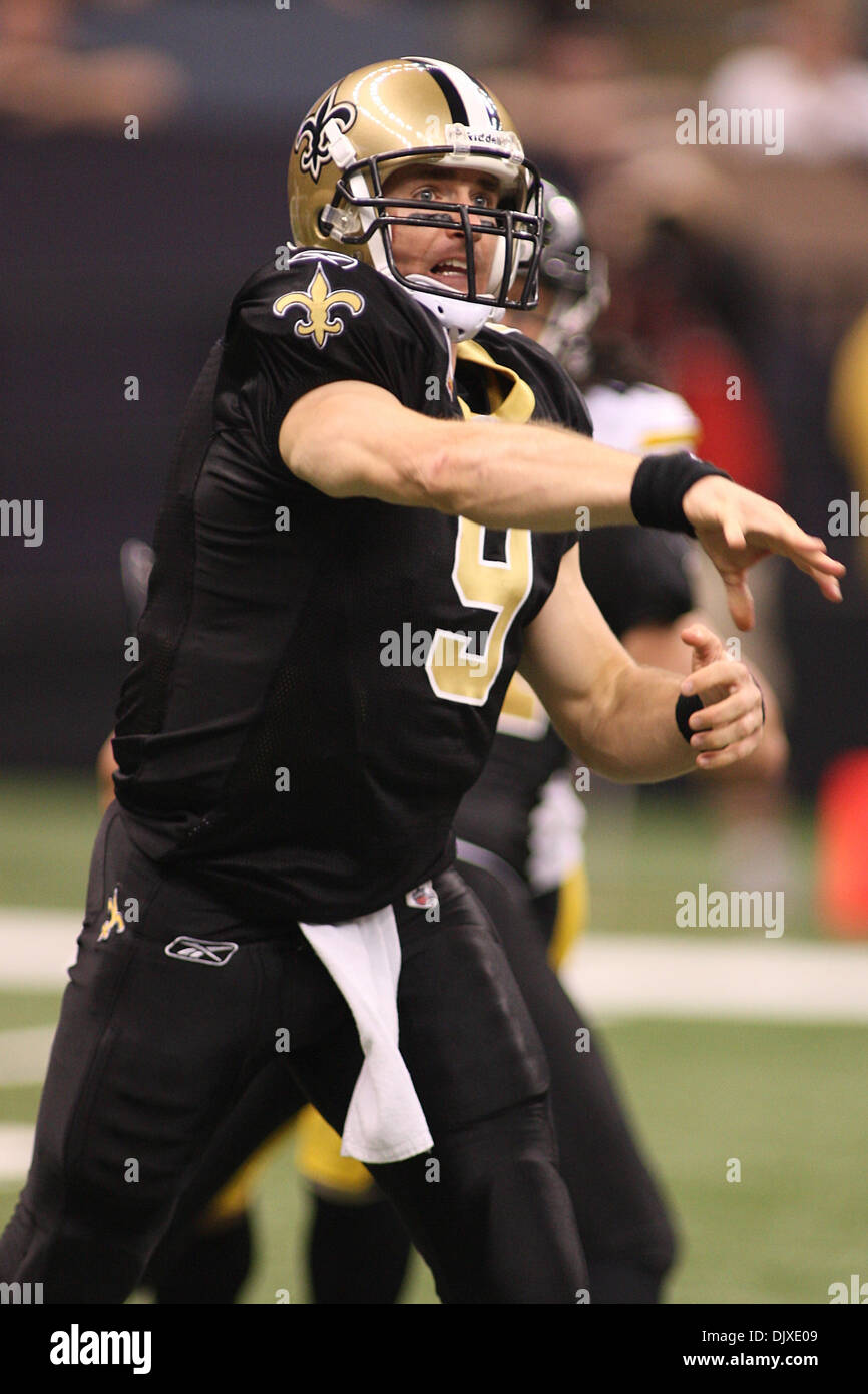 Oct 31, 2010 : New Orleans Saints quarterback Drew Brees (9) lance la balle pendant l'action de jeu entre les New Orleans Saints et les Steelers de Pittsburgh à la Louisiana Superdome à la Nouvelle Orléans, Louisiane. Les Saints a gagné 20-10. (Crédit Image : © Donald Page/global/ZUMApress.com) Southcreek Banque D'Images