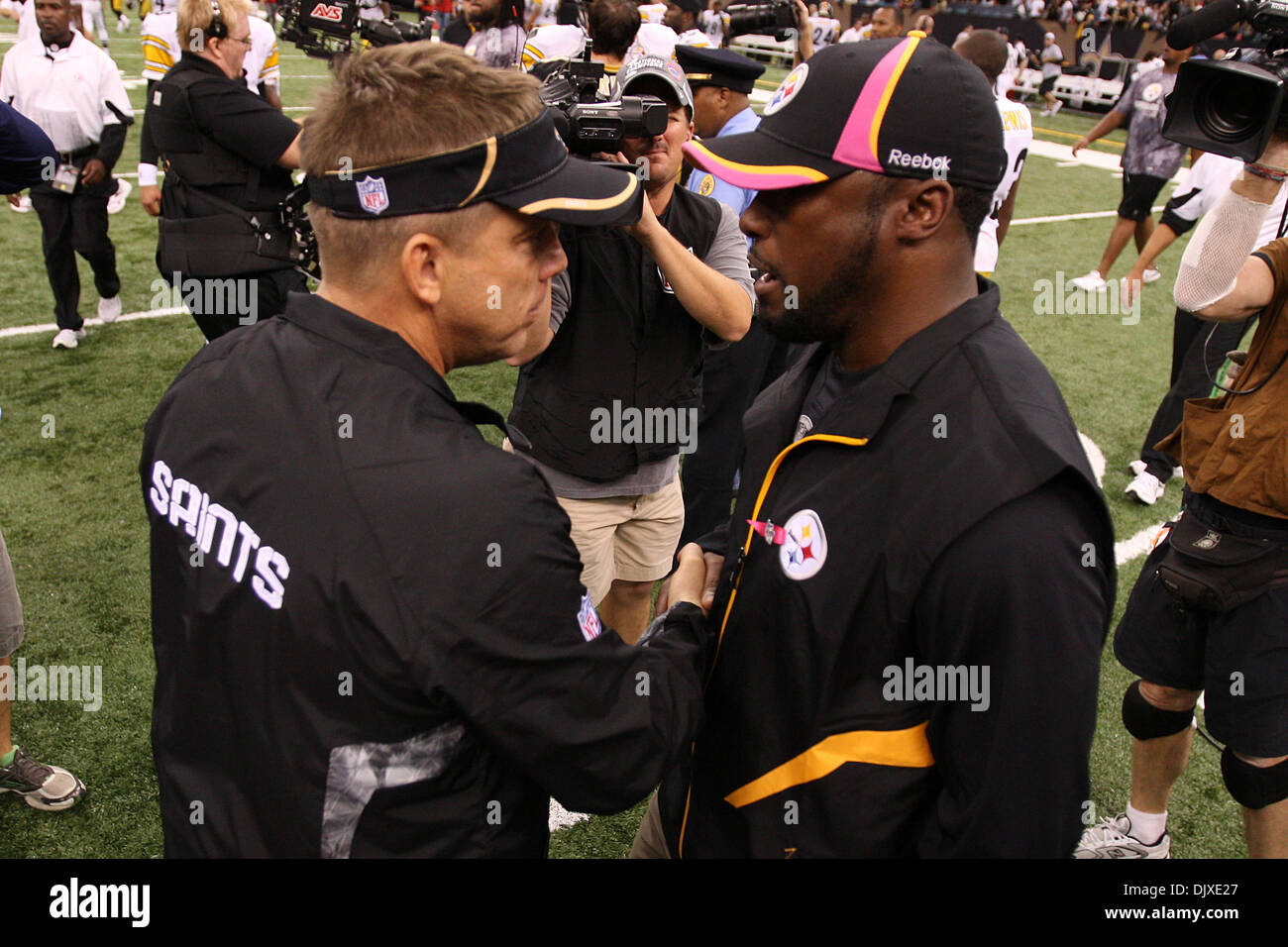 Oct 31, 2010 : New Orleans Saints l'entraîneur-chef Sean Payton et Pittsburgh Steelers l'entraîneur-chef Mike Tomlin mots change au cours de l'action entre la postgame New Orleans Saints et les Steelers de Pittsburgh à la Louisiana Superdome à la Nouvelle Orléans, Louisiane. Les Saints a gagné 20-10. (Crédit Image : © Donald Page/global/ZUMApress.com) Southcreek Banque D'Images