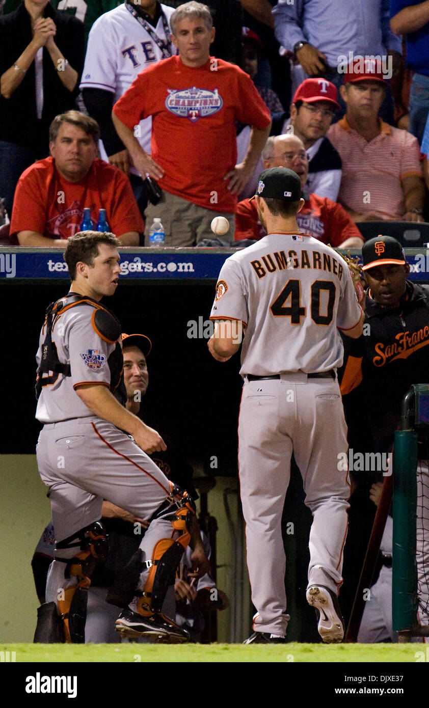 31 octobre 2010 - Arlington, TX, États-Unis d'Amérique - San Francisco Giants catcher Buster Posey (28) lance le lanceur partant des Giants de San Francisco Madison Bumgarner (40) la balle après le bas de la huitième manche dans le jeu 4 de la Série mondiale entre les Giants de San Francisco et les Texas Rangers au Rangers Ballpark in Arlington, le 31 octobre 2010 à Arlington, Texas. (Crédit Image : © Sacra Banque D'Images
